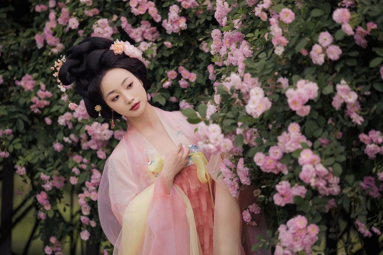 【汉服写真】云鬓簪花持素伞:一墙蔷薇一院香,佳人独立晚风凉