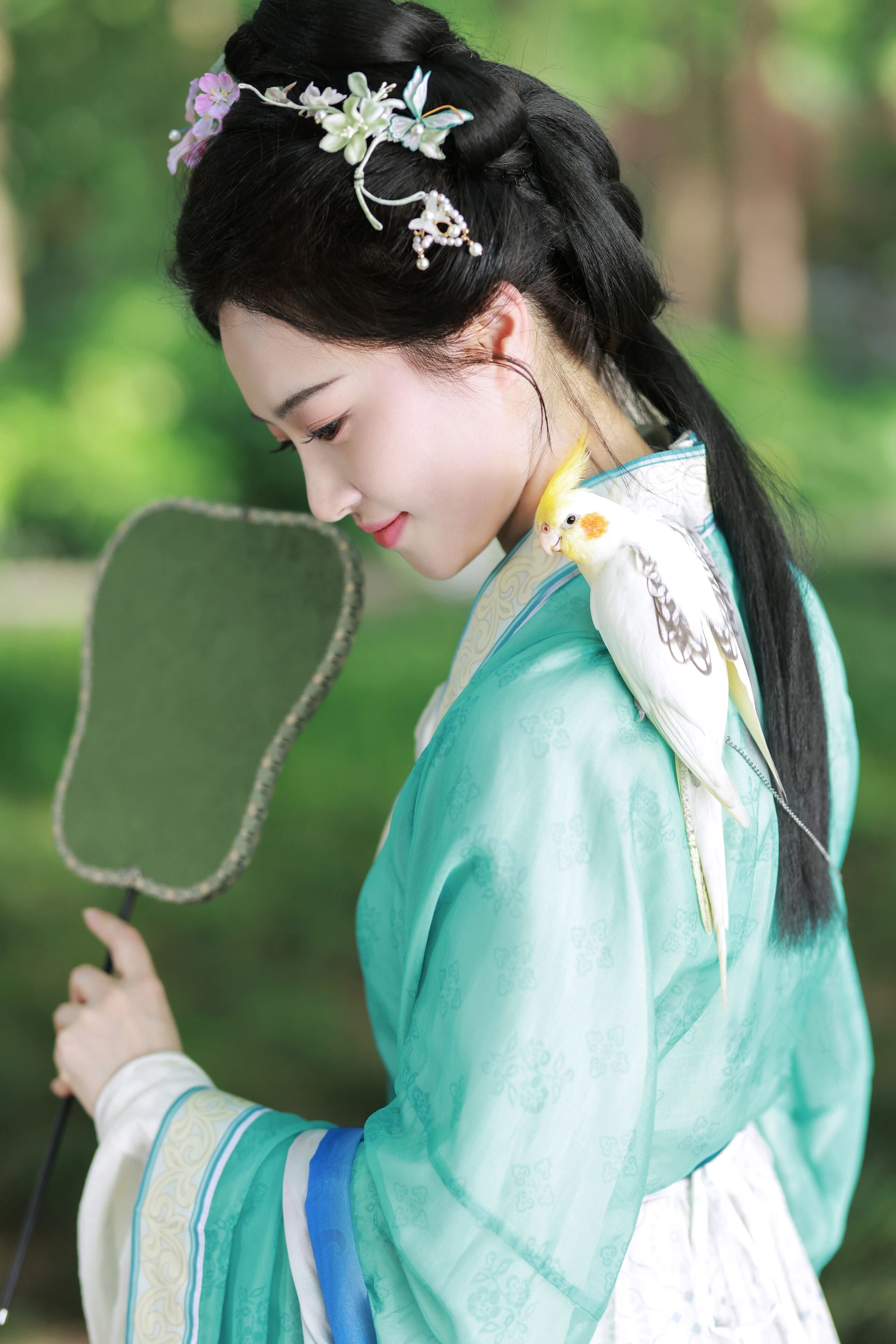 【汉服写真】肩头停小凤:借得春禽入画,扇底揽柔光