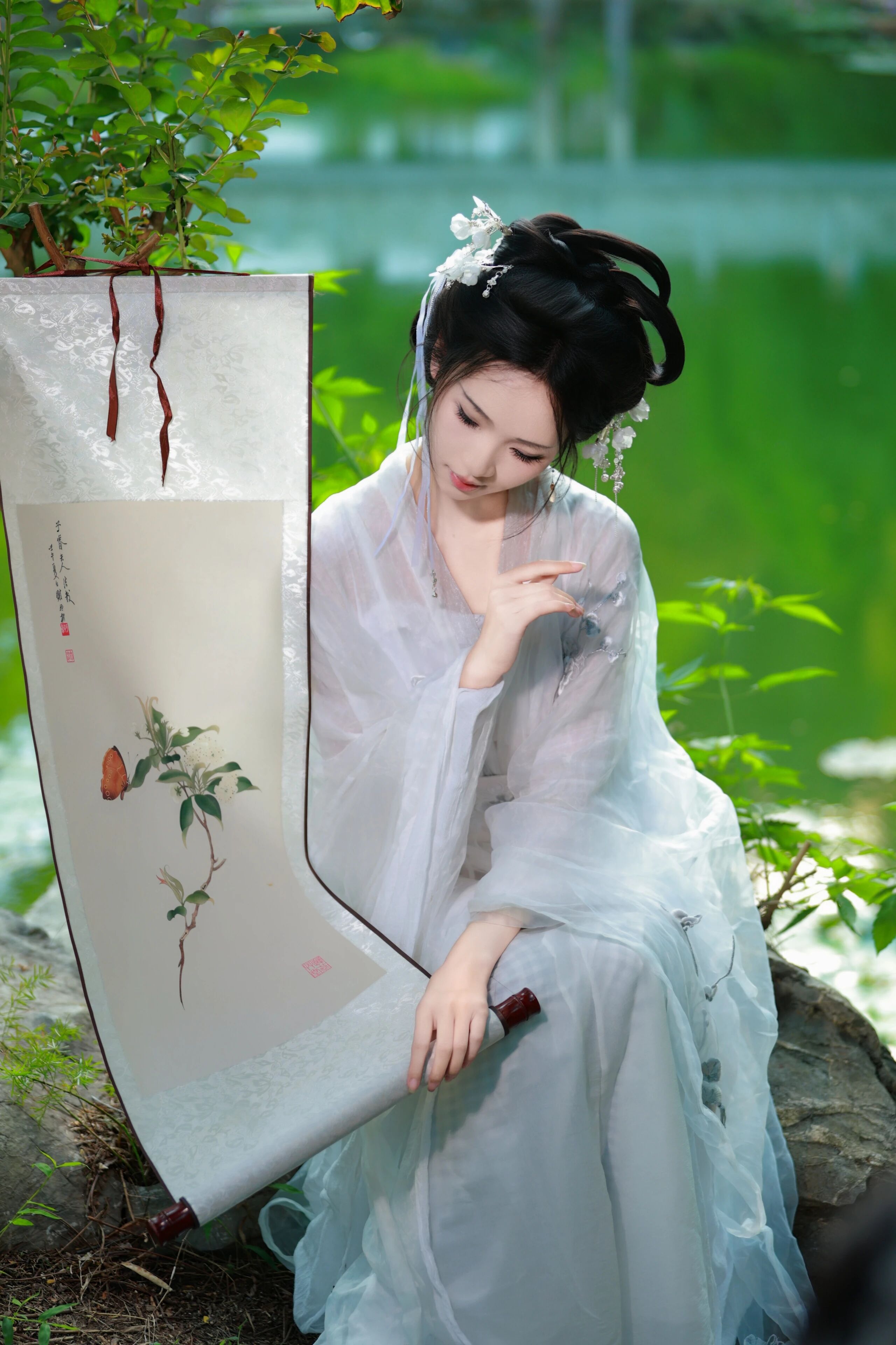 素衣临水执画卷:汉服少女入画来,一轴山水一寸心