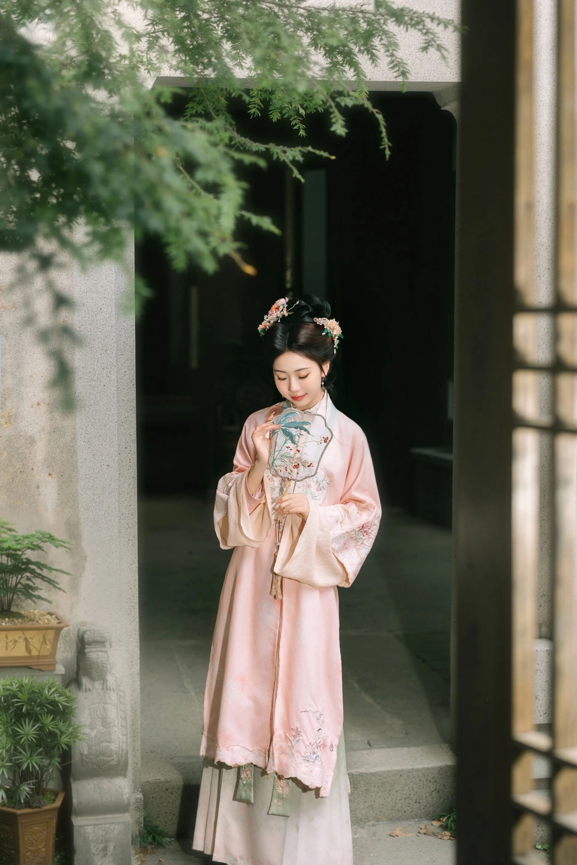 巧笑倩兮美目盼:汉服仕女入画图,眉目里的诗经风雅