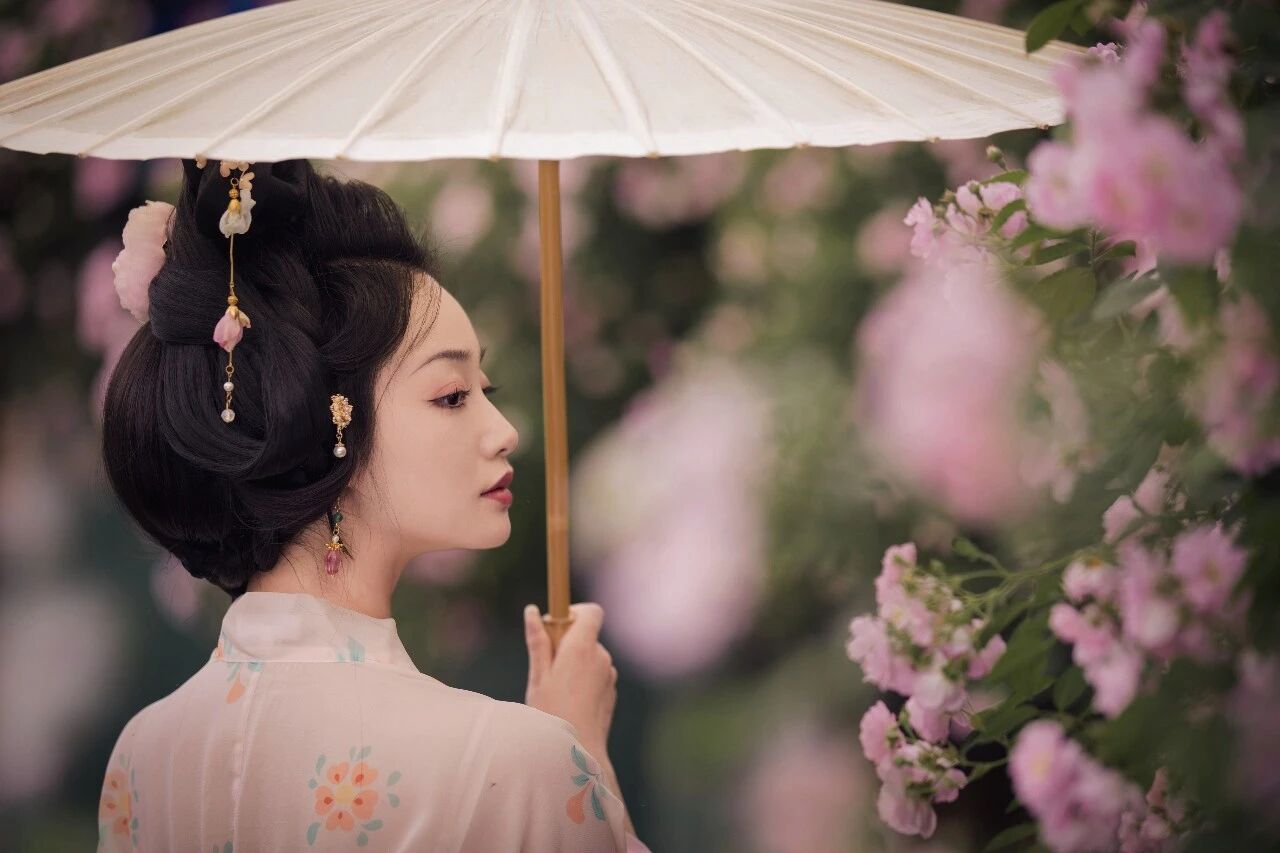 【汉服写真】云鬓簪花持素伞:一墙蔷薇一院香,佳人独立晚风凉