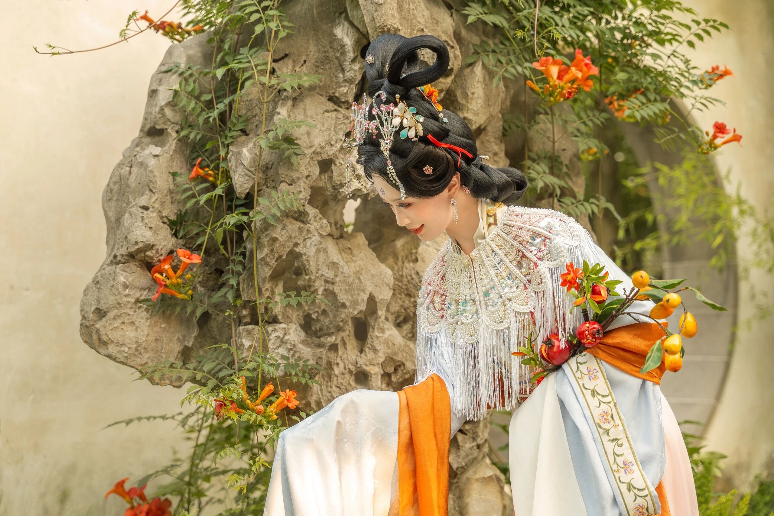【汉服写真】花丛懒回顾:罗衣缓步过春畦,一袭清影落满枝
