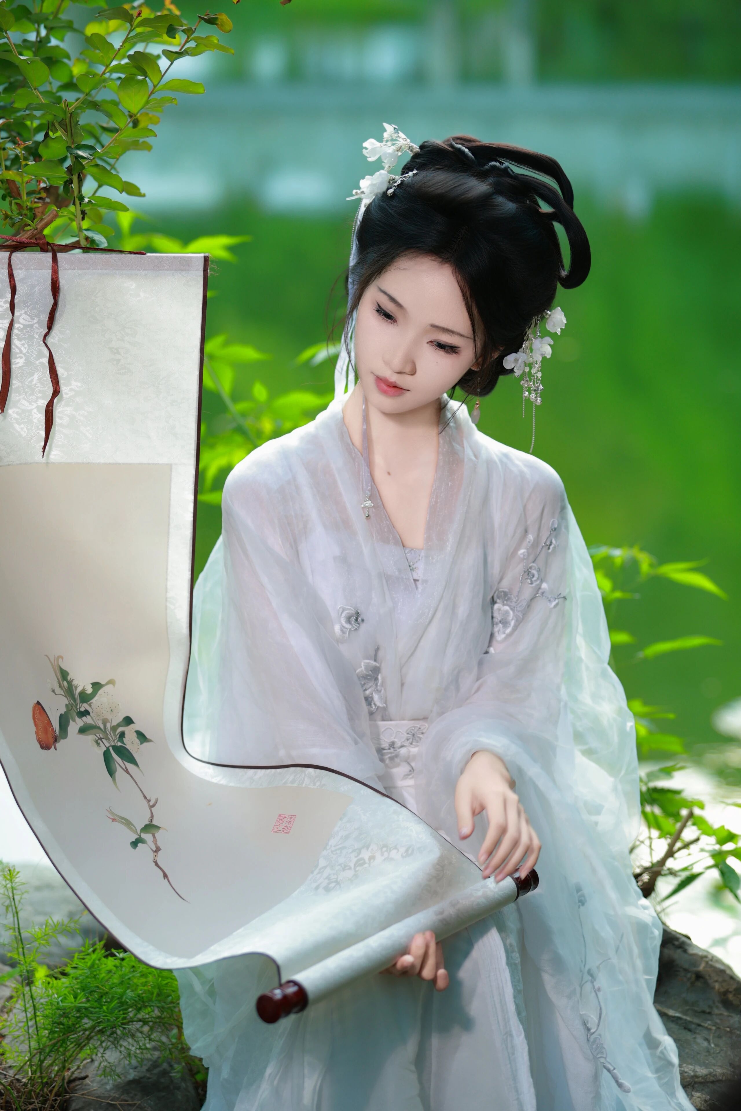 素衣临水执画卷:汉服少女入画来,一轴山水一寸心