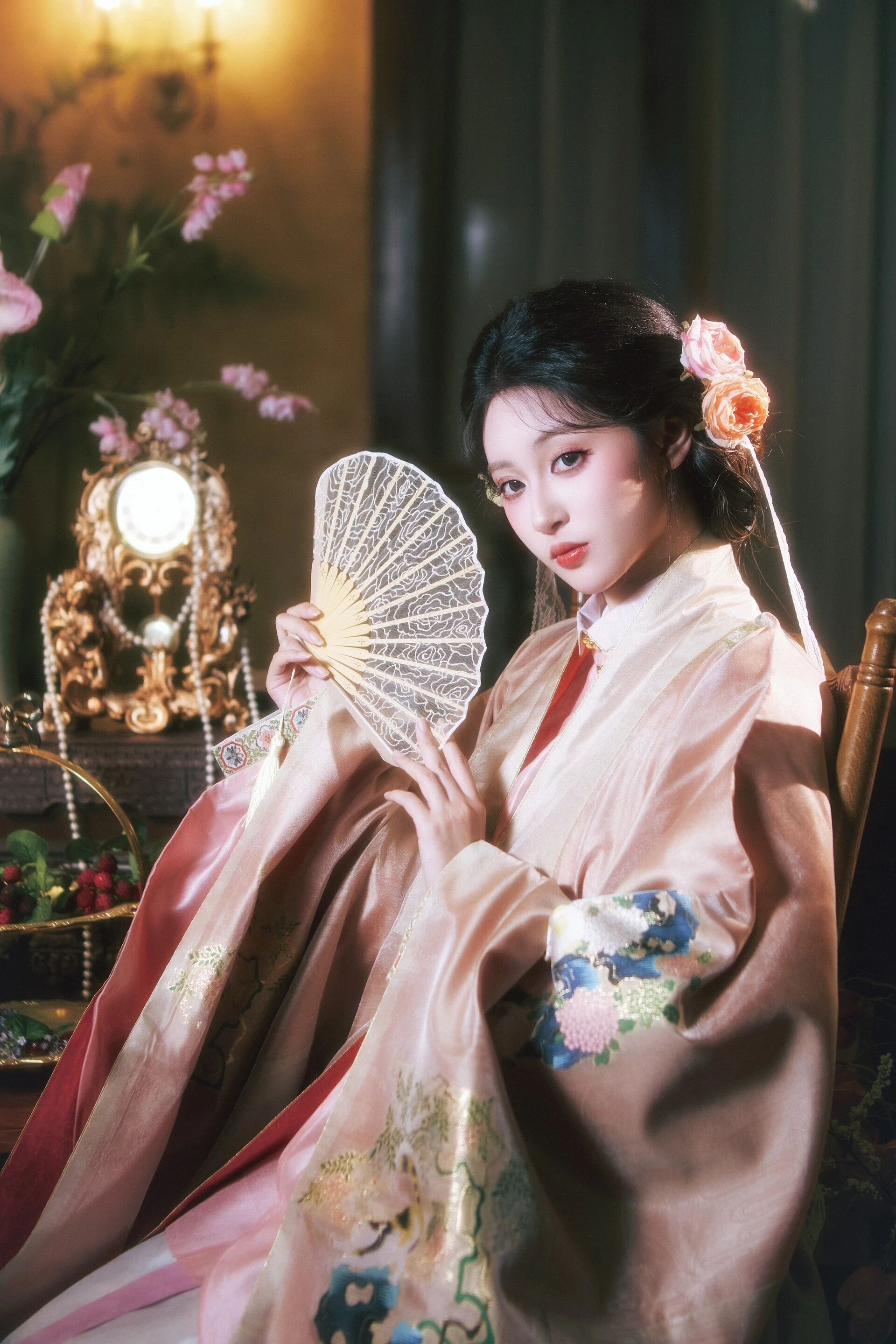 【汉服写真】明华堂汉洋折中花狸 撷一袭春日华裳