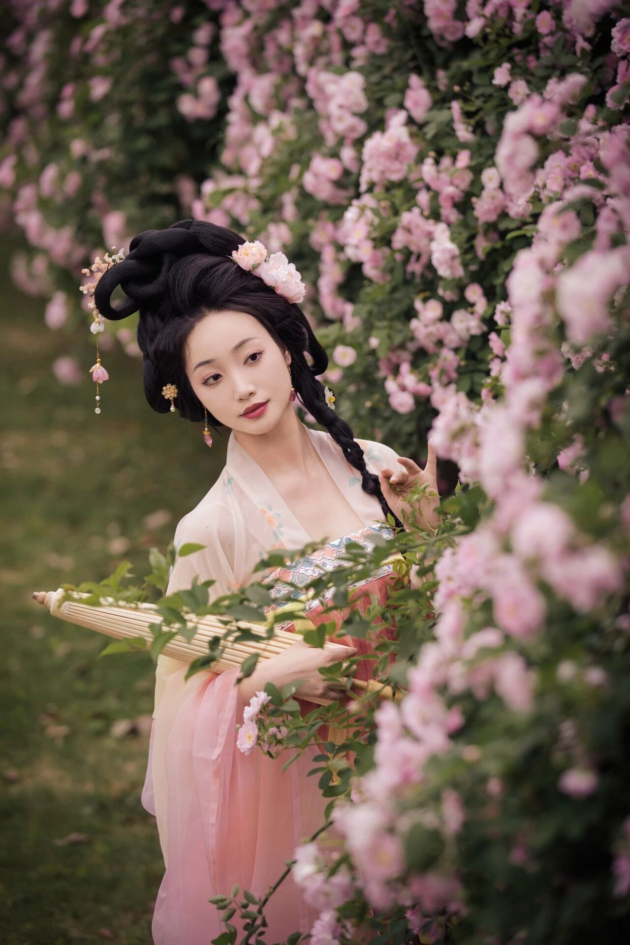 【汉服写真】云鬓簪花持素伞:一墙蔷薇一院香,佳人独立晚风凉