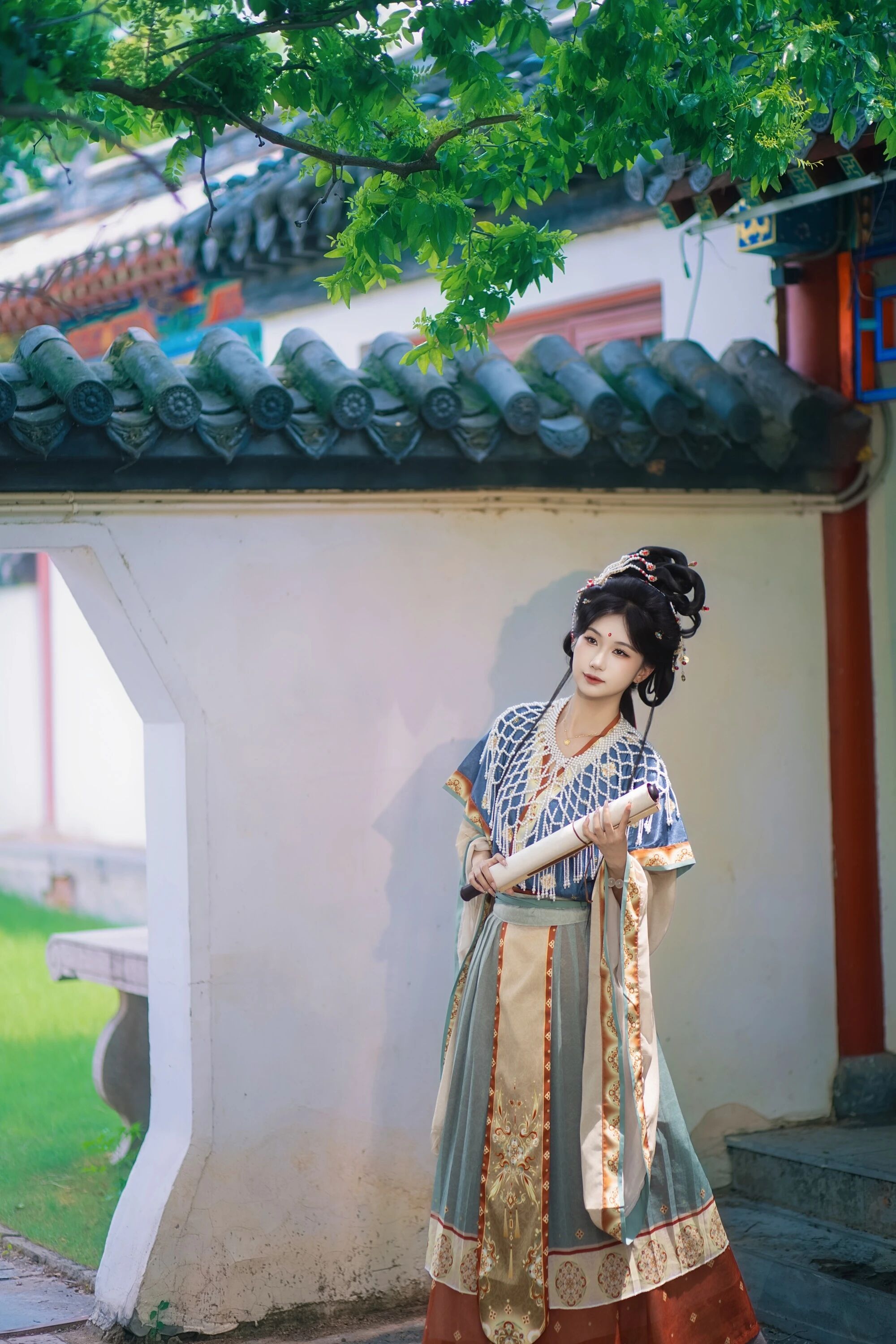 【汉服妆造】开封宋仕女:妆成汴京一梦,衣香鬓影入画来