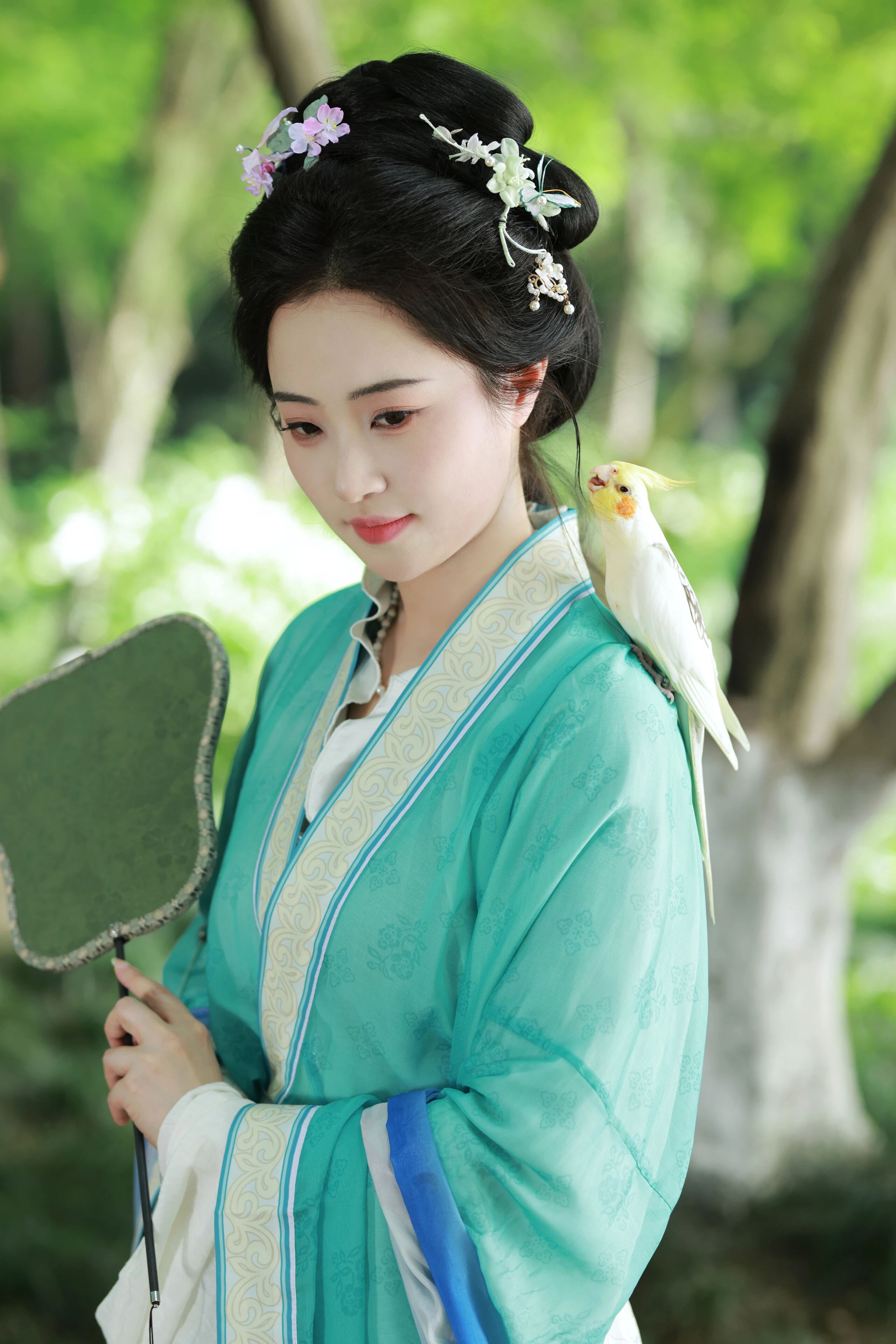 【汉服写真】肩头停小凤:借得春禽入画,扇底揽柔光
