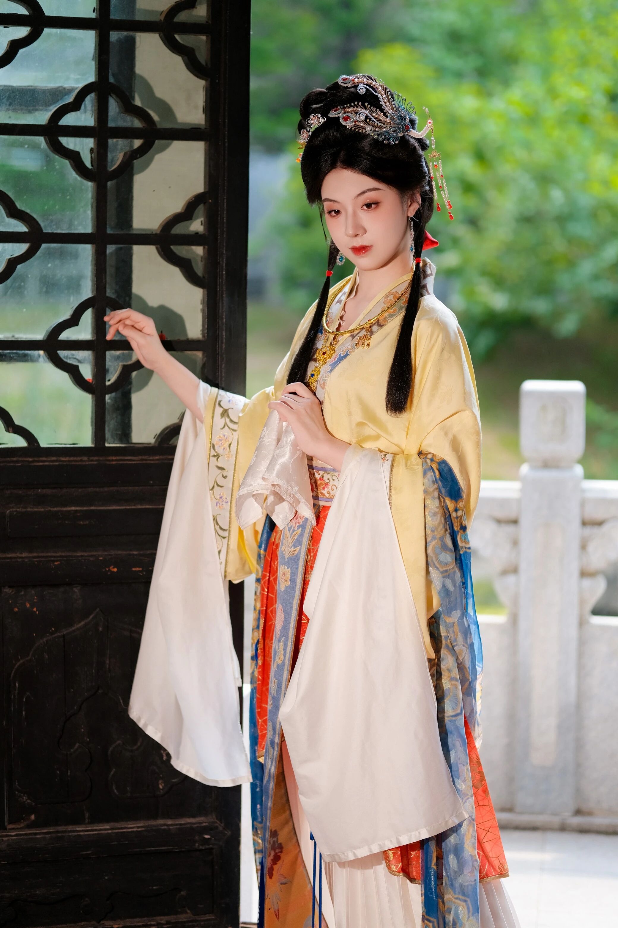 【汉服写真】梦回红楼:小姐裙裾翩跹,宛如绢中仙娥