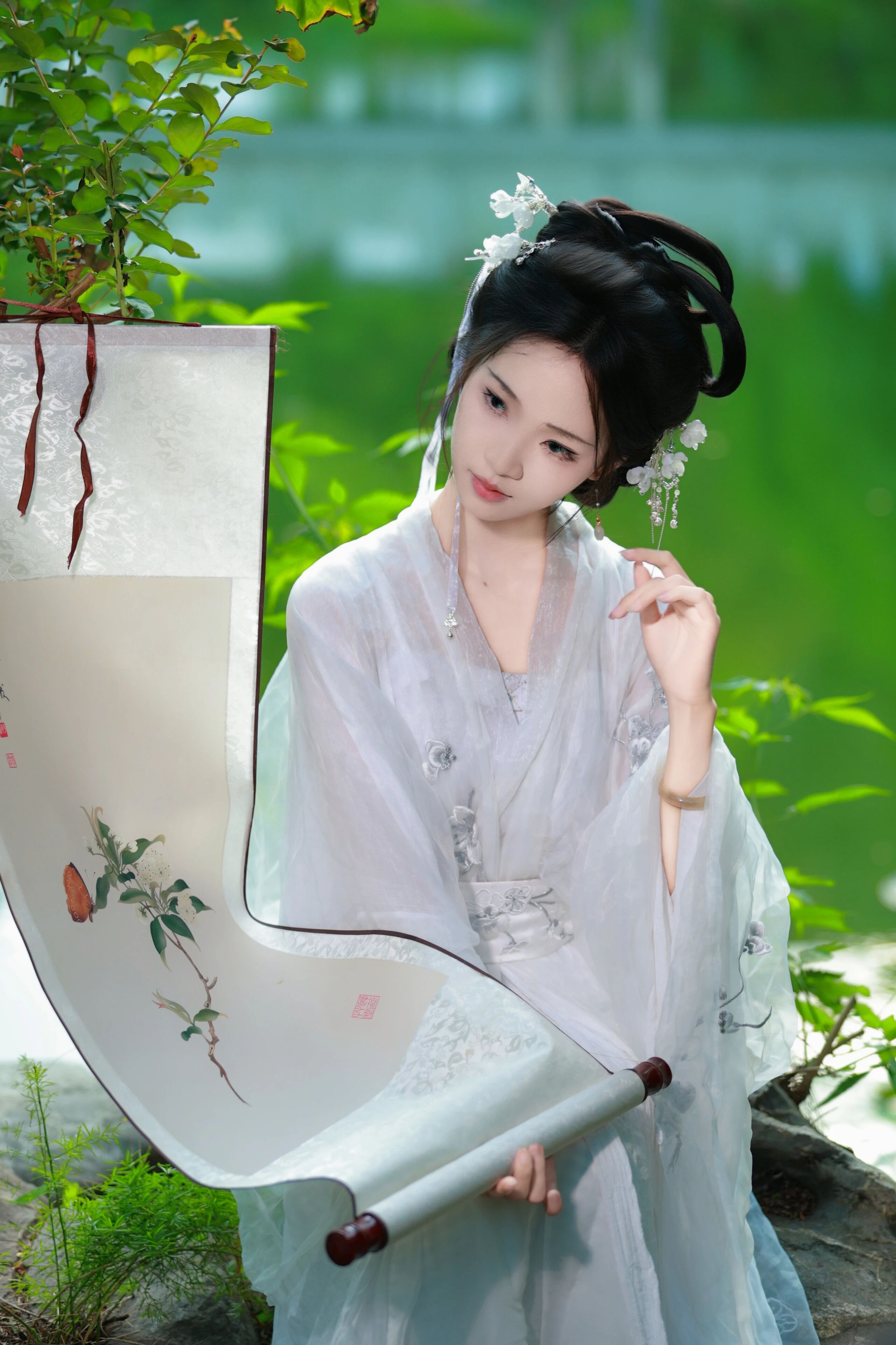 素衣临水执画卷:汉服少女入画来,一轴山水一寸心