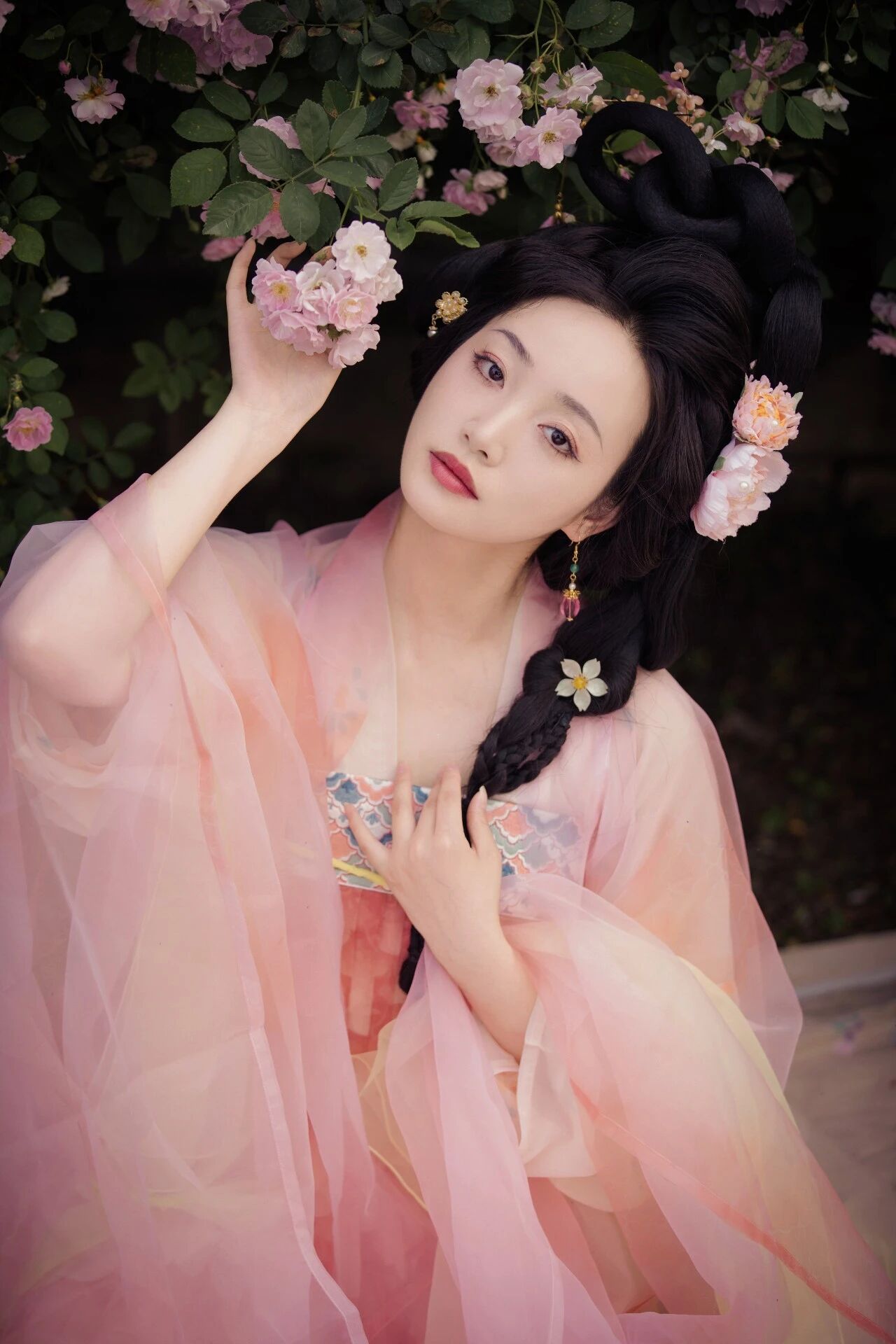 【汉服写真】云鬓簪花持素伞:一墙蔷薇一院香,佳人独立晚风凉