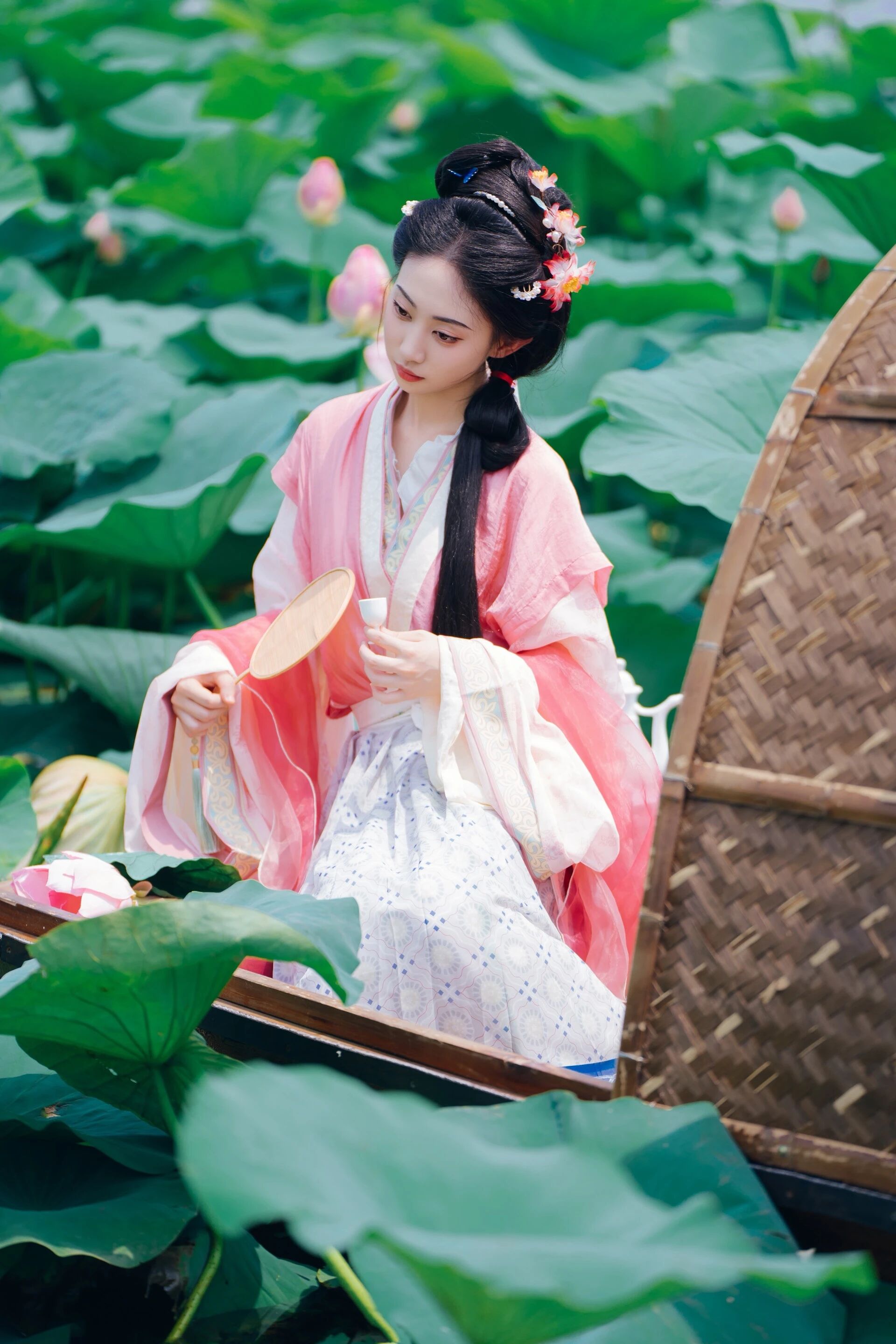 【汉服写真】沈阳荷花乌篷船:误入藕花深处,一棹摇碎满池夏