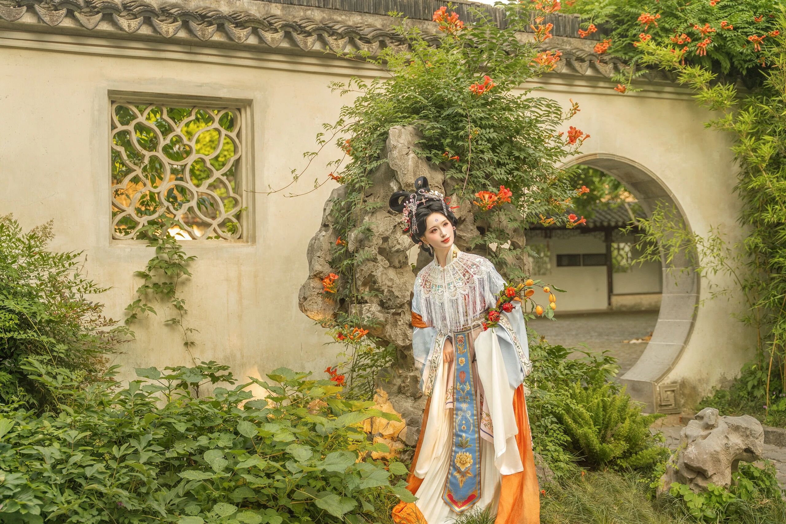 【汉服写真】花丛懒回顾:罗衣缓步过春畦,一袭清影落满枝