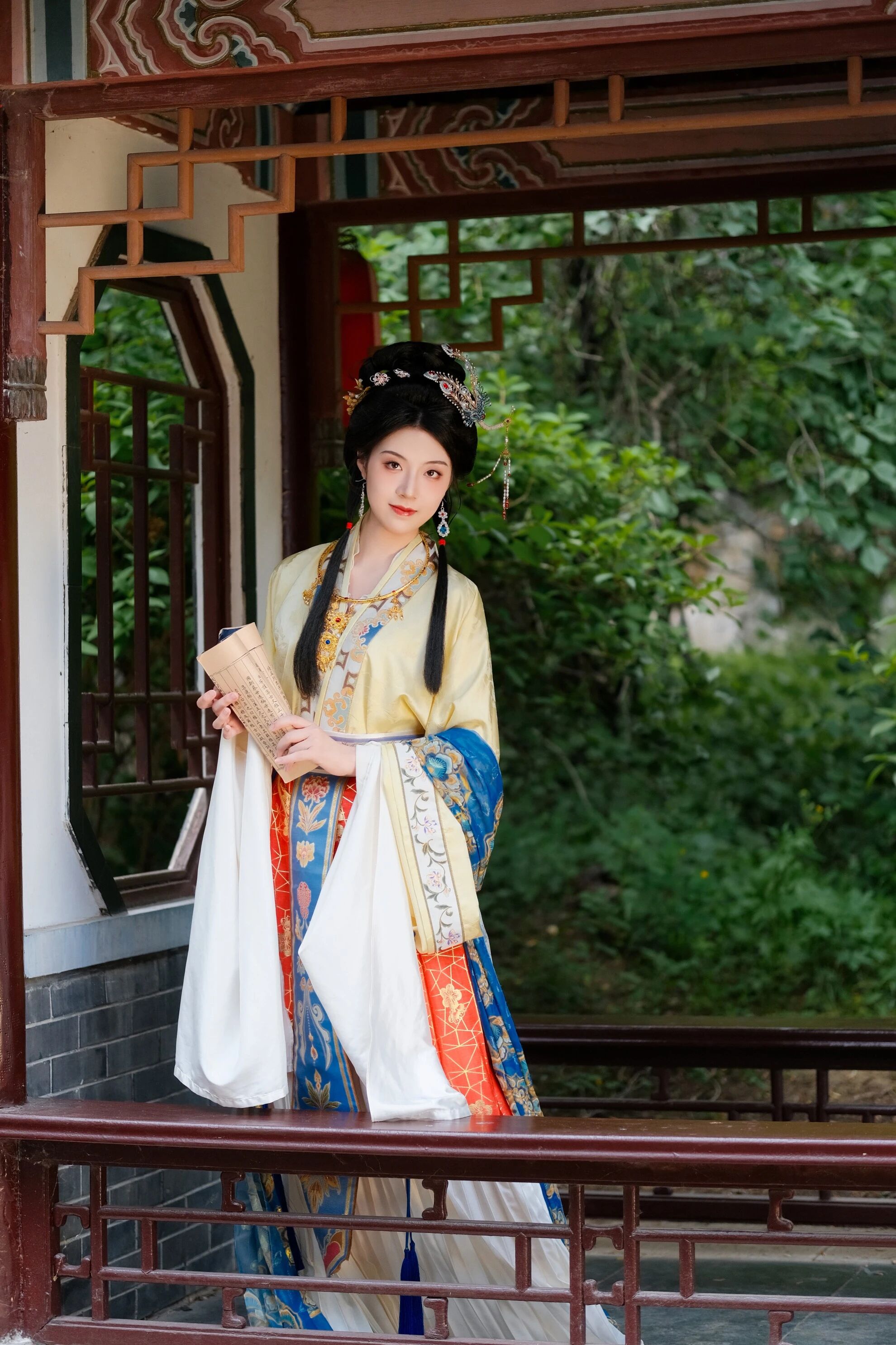 【汉服写真】梦回红楼:小姐裙裾翩跹,宛如绢中仙娥