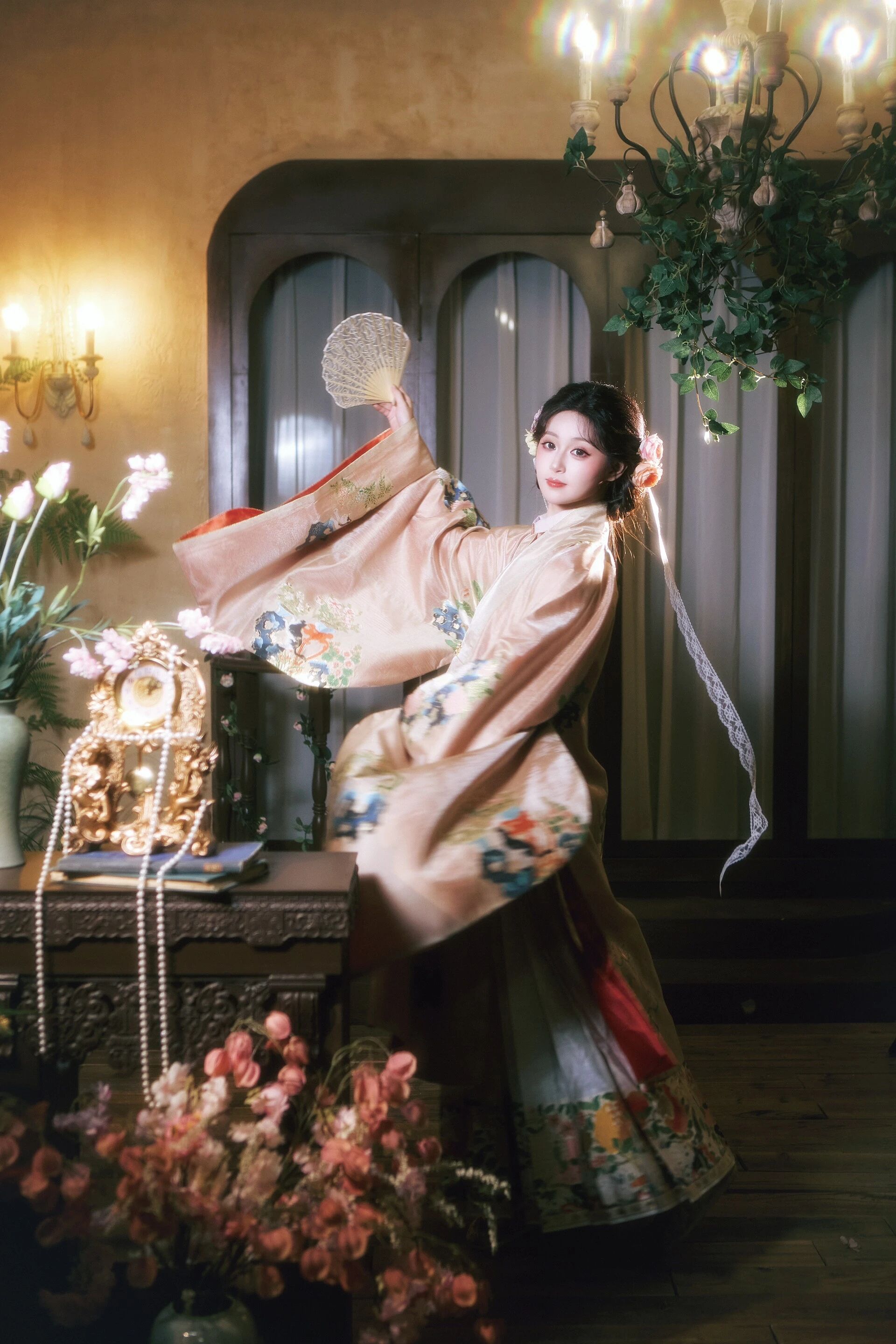 【汉服写真】明华堂汉洋折中花狸 撷一袭春日华裳
