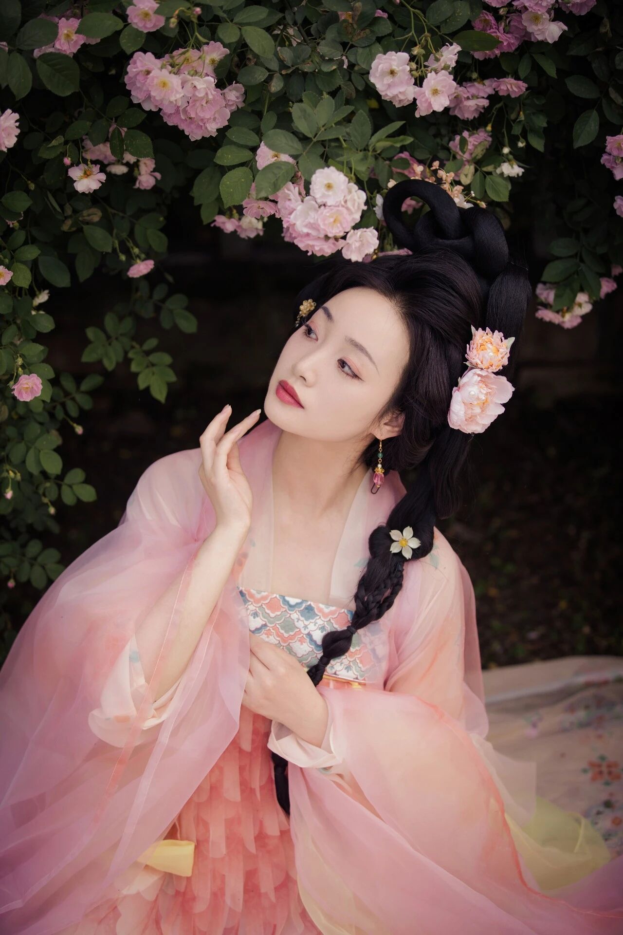 【汉服写真】云鬓簪花持素伞:一墙蔷薇一院香,佳人独立晚风凉