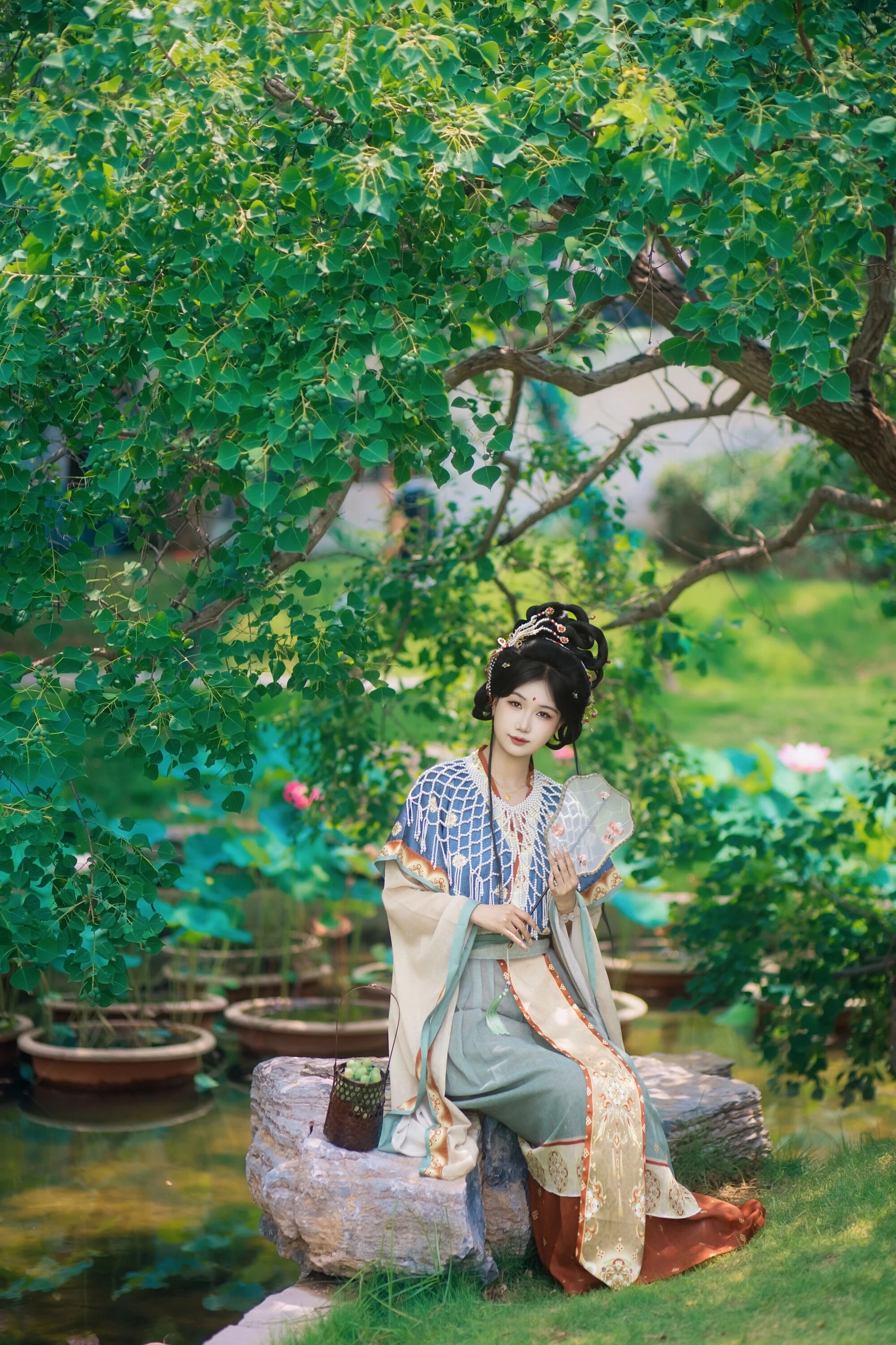 【汉服妆造】开封宋仕女:妆成汴京一梦,衣香鬓影入画来