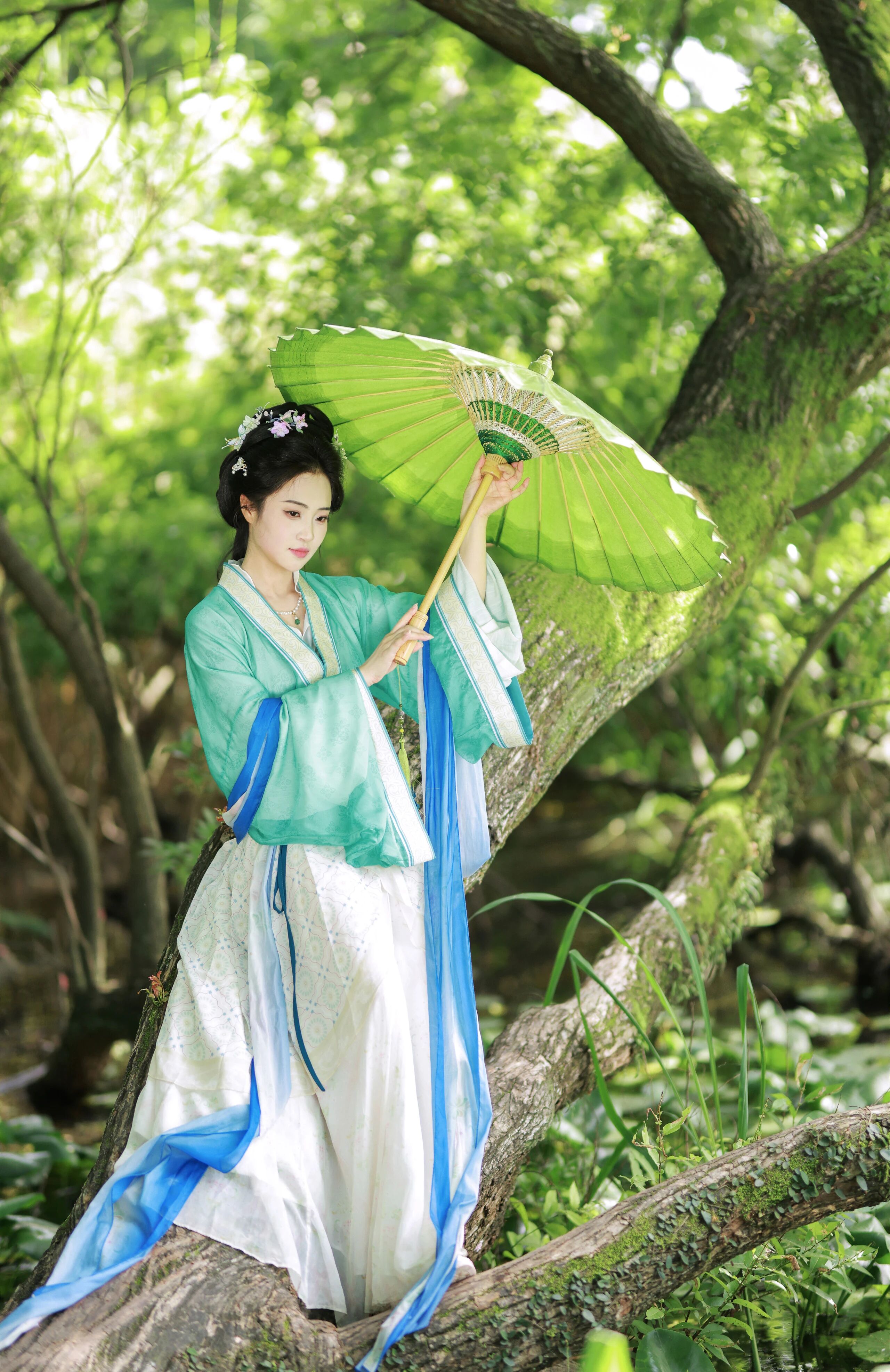【汉服写真】肩头停小凤:借得春禽入画,扇底揽柔光