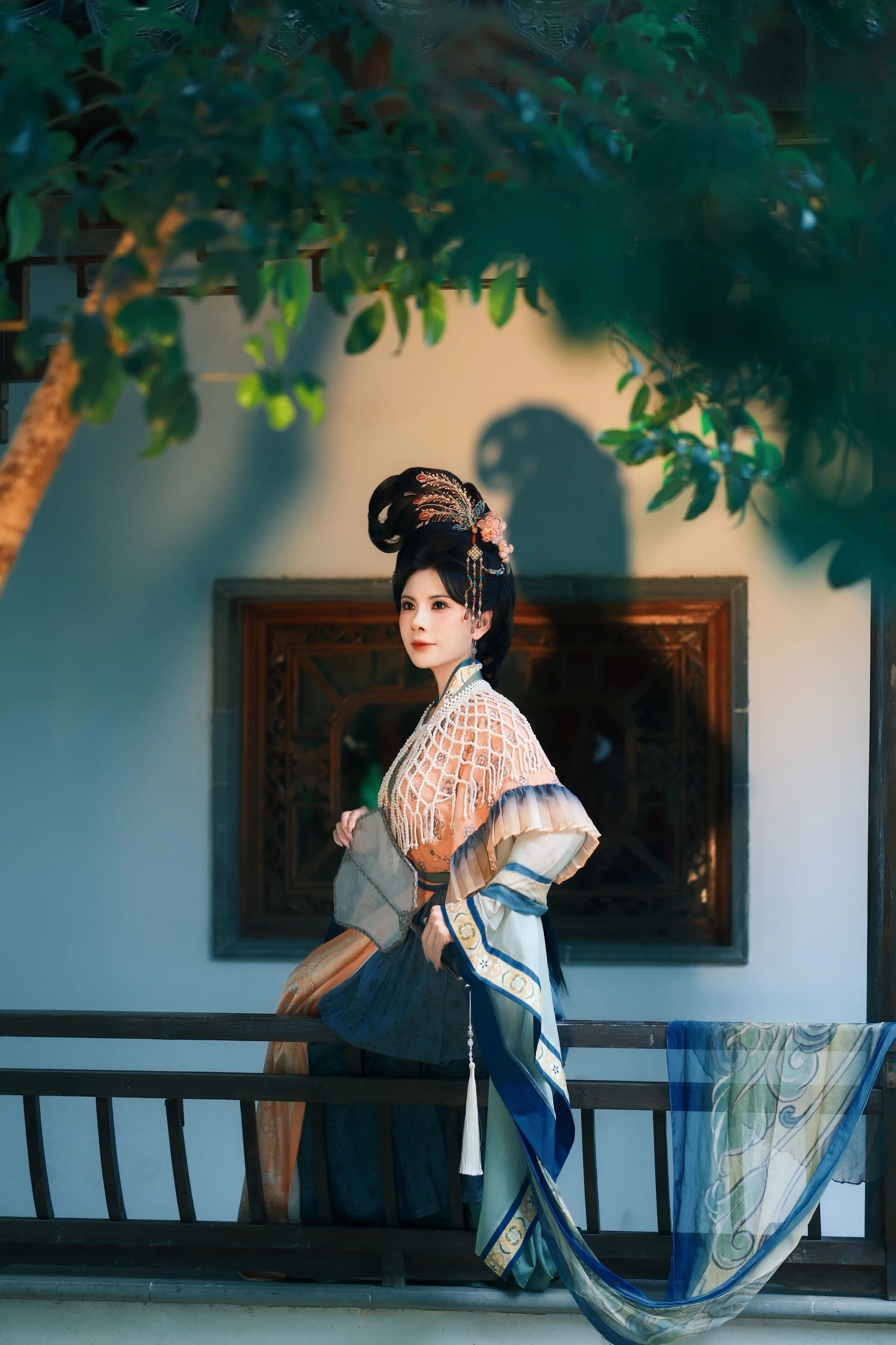姑苏藏宋韵:宋制汉服漫步园林,衣袂拂过千年丹青