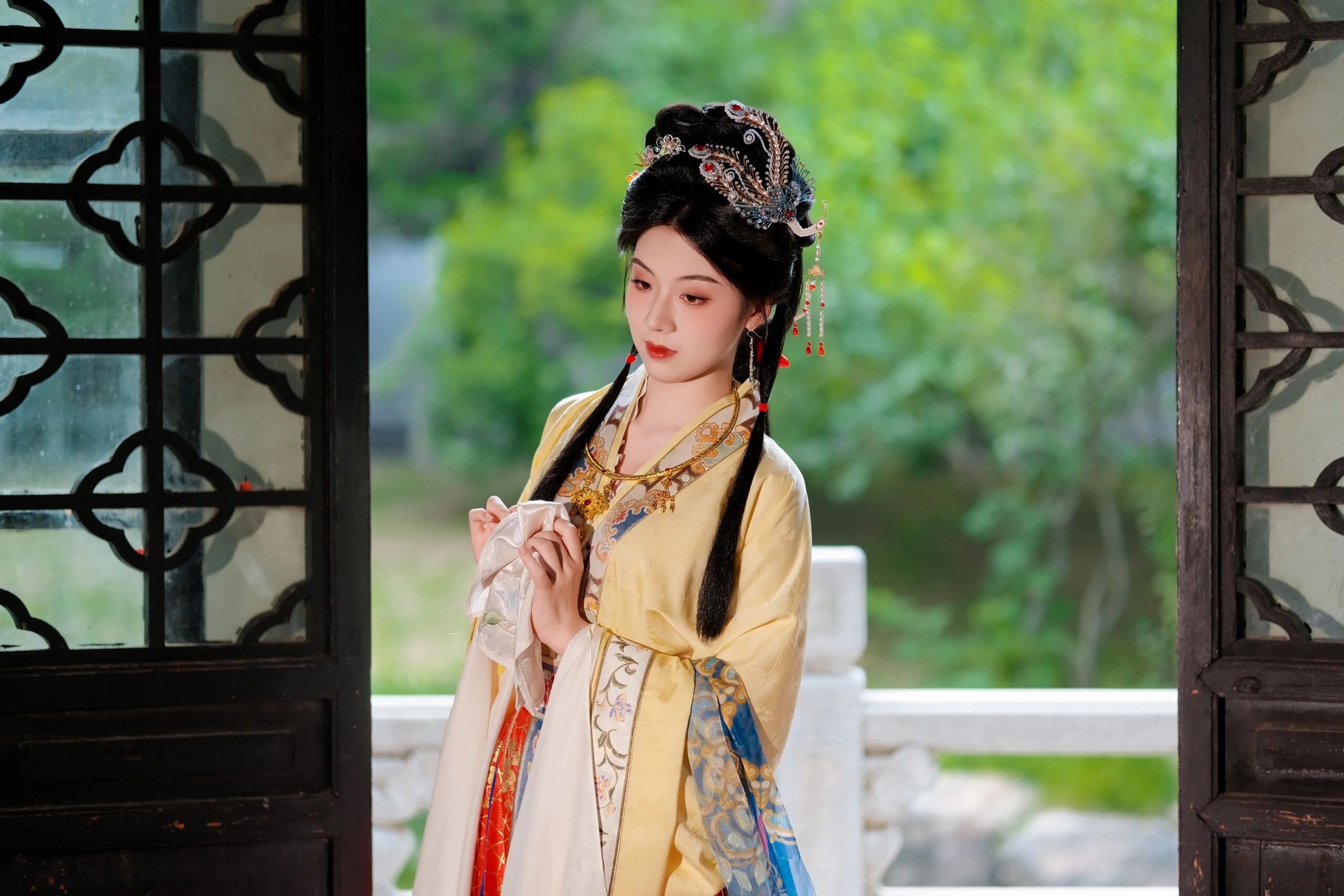【汉服写真】梦回红楼:小姐裙裾翩跹,宛如绢中仙娥