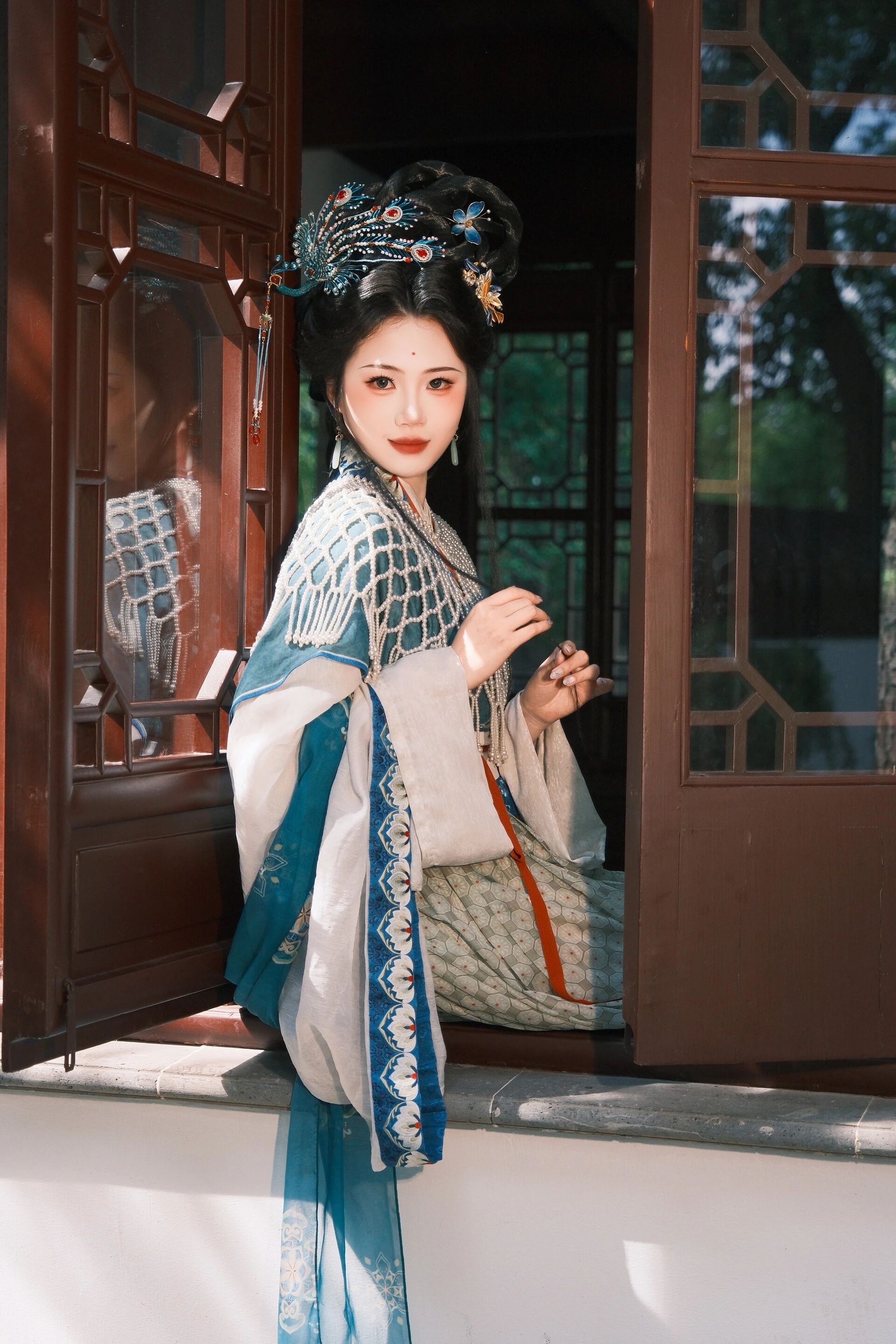 【汉服写真】宋韵神仙复原约拍:感我此言良久立,衣袂如见旧时人