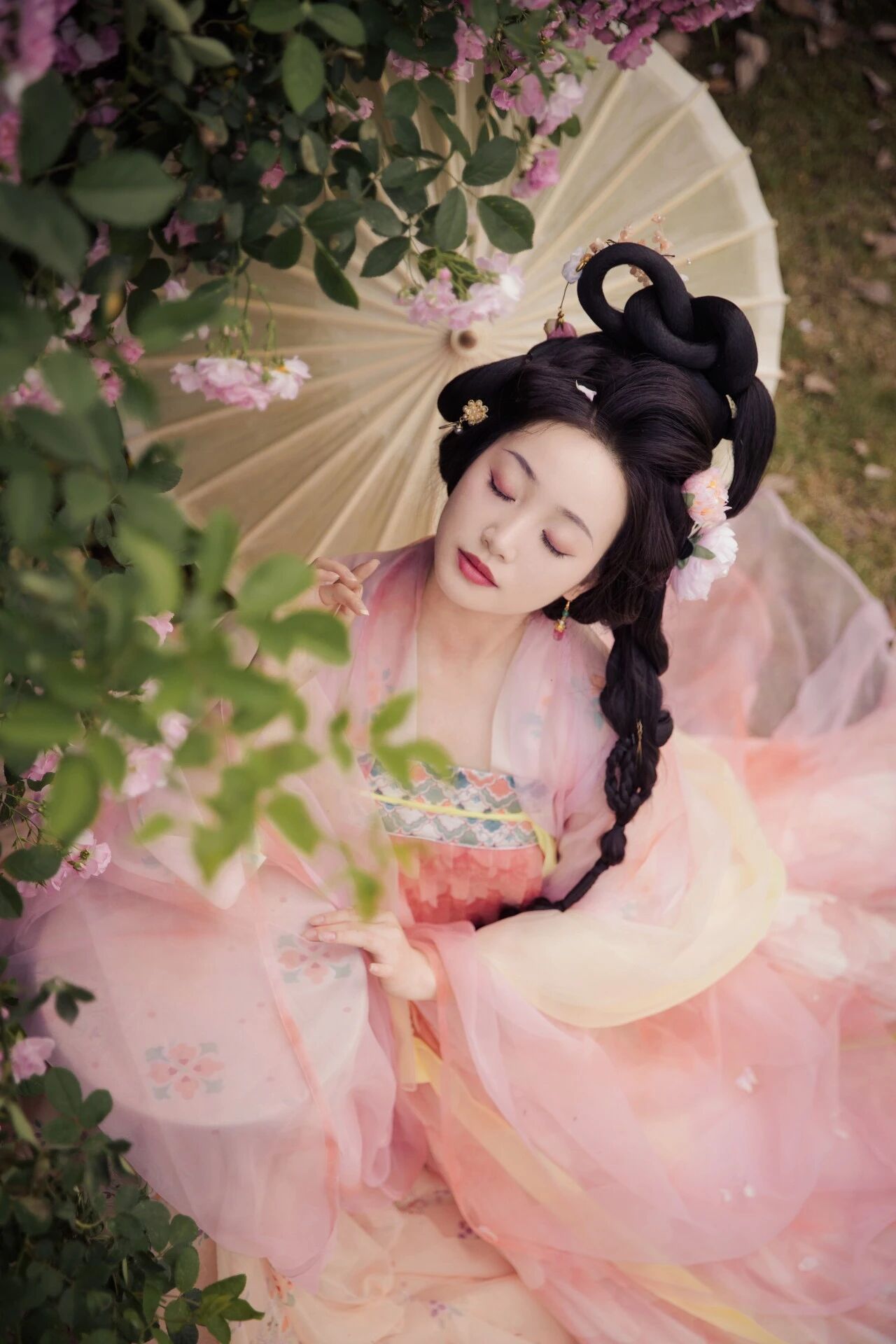 【汉服写真】云鬓簪花持素伞:一墙蔷薇一院香,佳人独立晚风凉