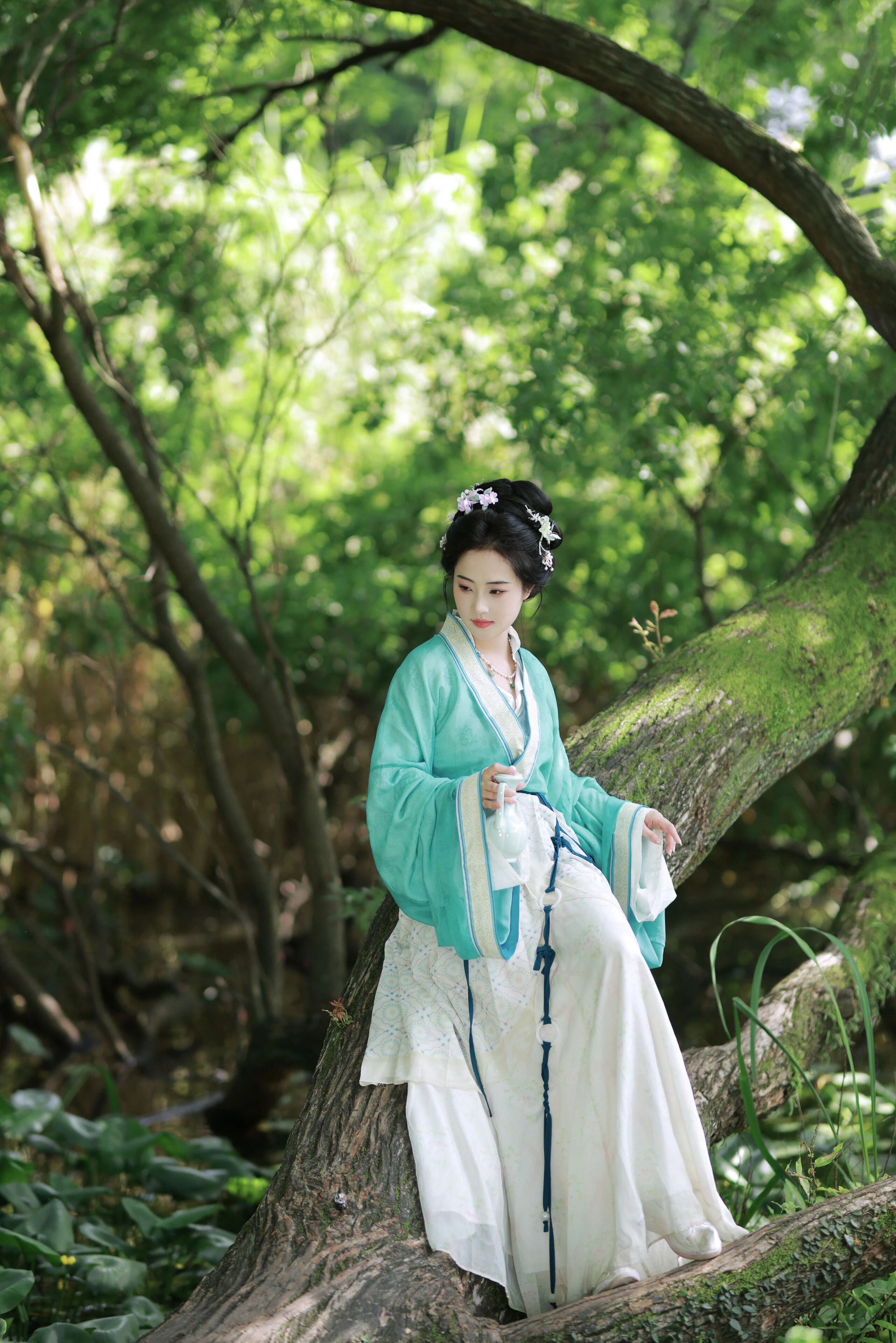 【汉服写真】肩头停小凤:借得春禽入画,扇底揽柔光