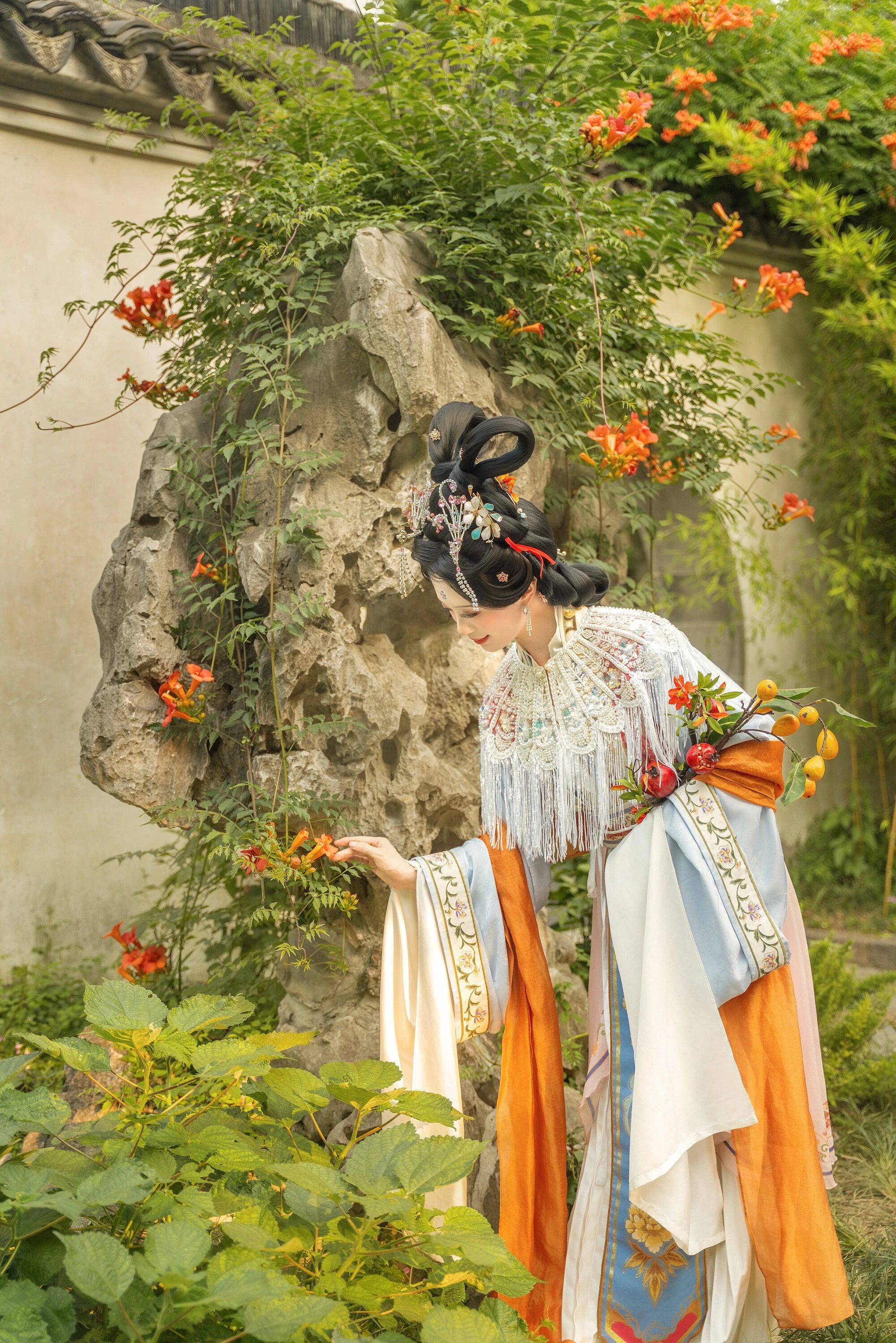 【汉服写真】花丛懒回顾:罗衣缓步过春畦,一袭清影落满枝