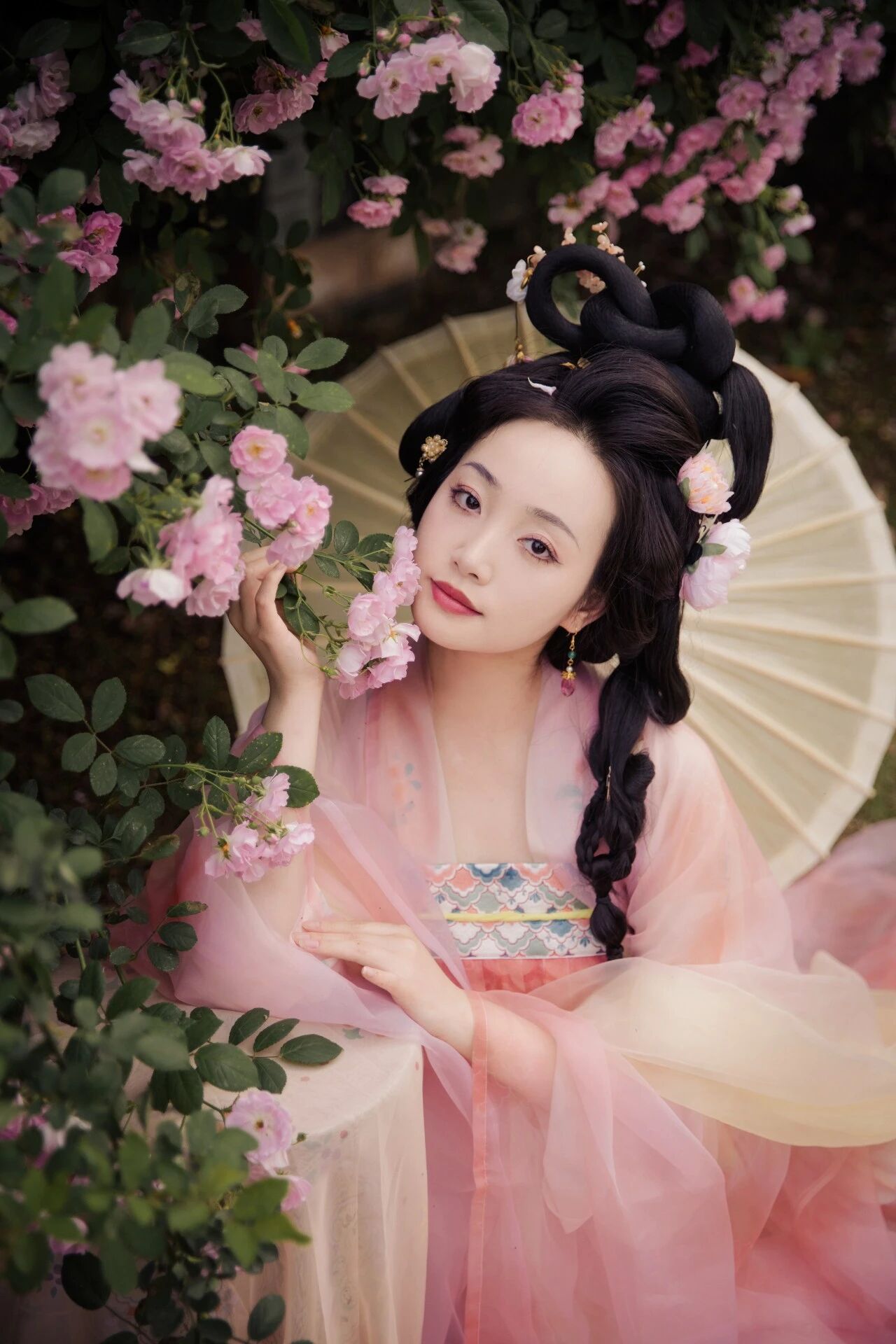 【汉服写真】云鬓簪花持素伞:一墙蔷薇一院香,佳人独立晚风凉