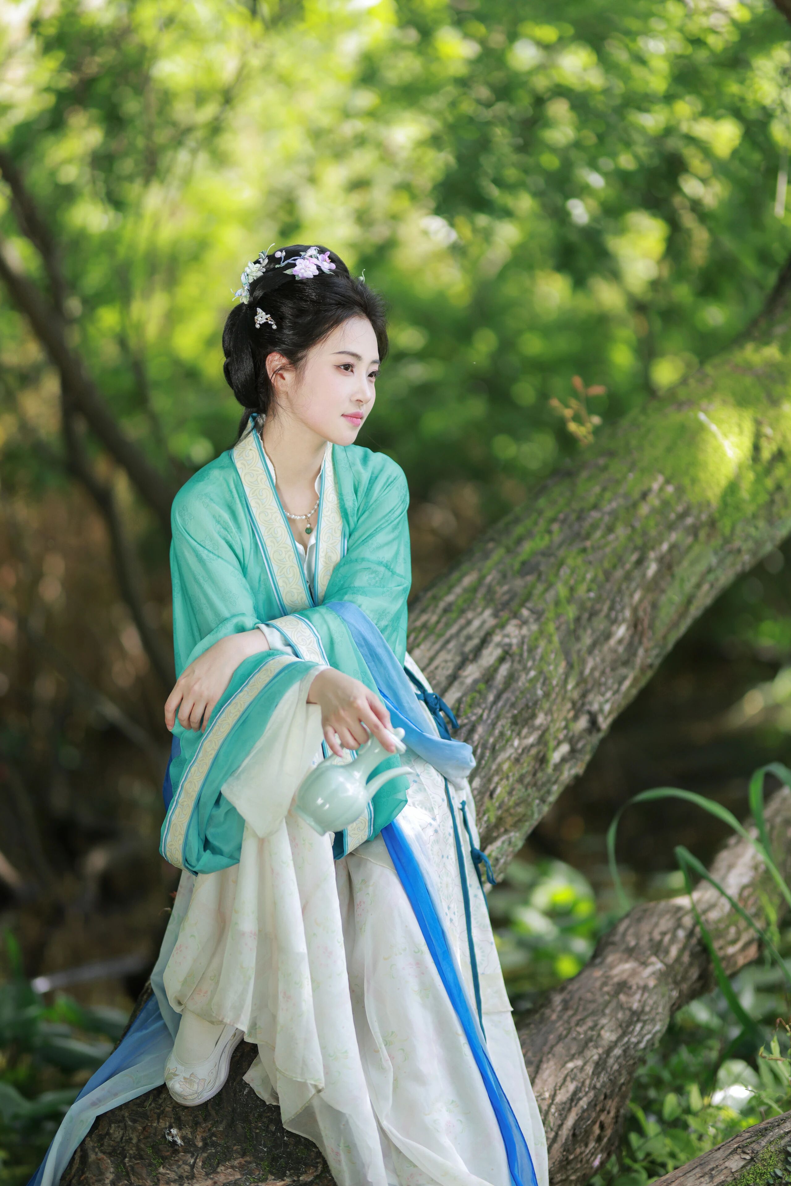 【汉服写真】肩头停小凤:借得春禽入画,扇底揽柔光