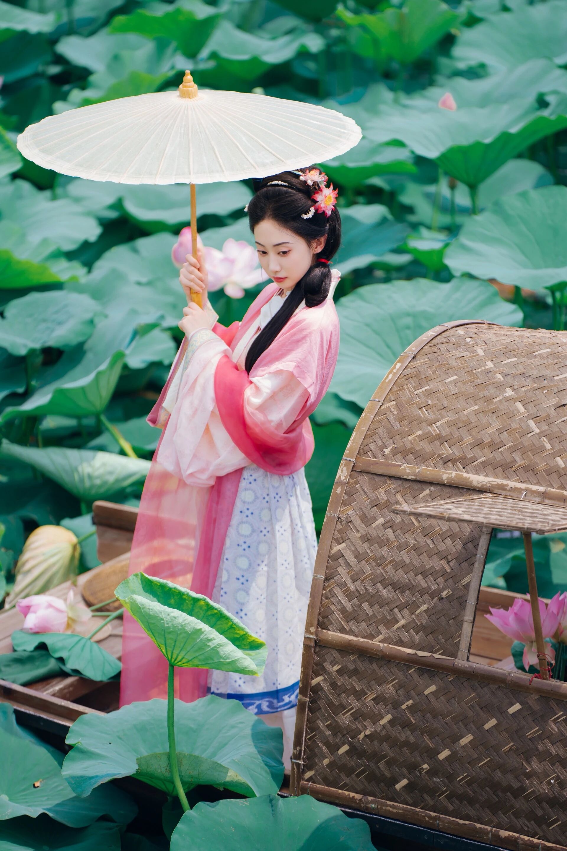 【汉服写真】沈阳荷花乌篷船:误入藕花深处,一棹摇碎满池夏