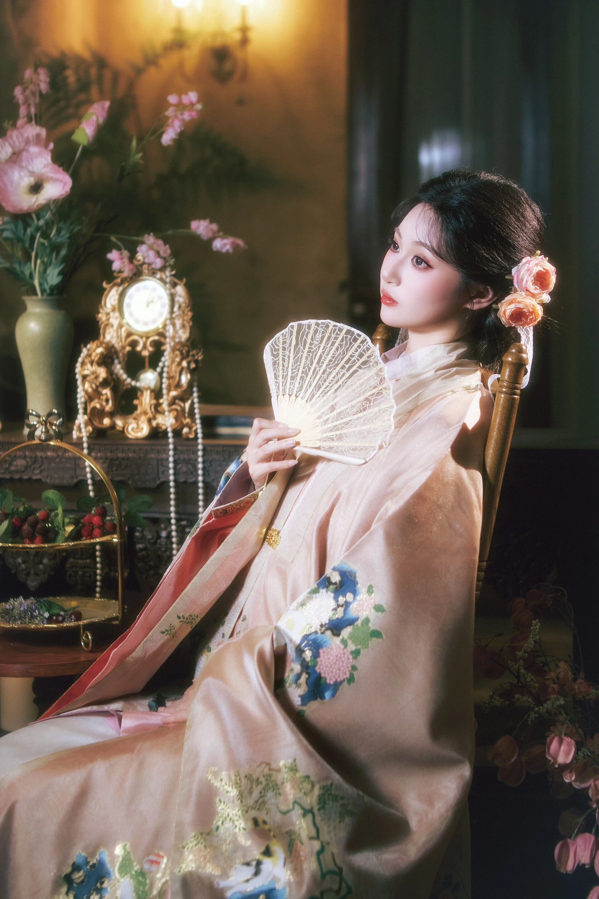 【汉服写真】明华堂汉洋折中花狸 撷一袭春日华裳