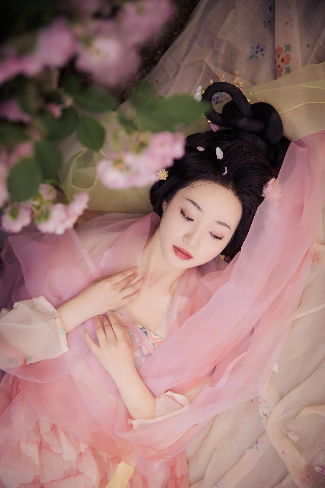 【汉服写真】云鬓簪花持素伞:一墙蔷薇一院香,佳人独立晚风凉