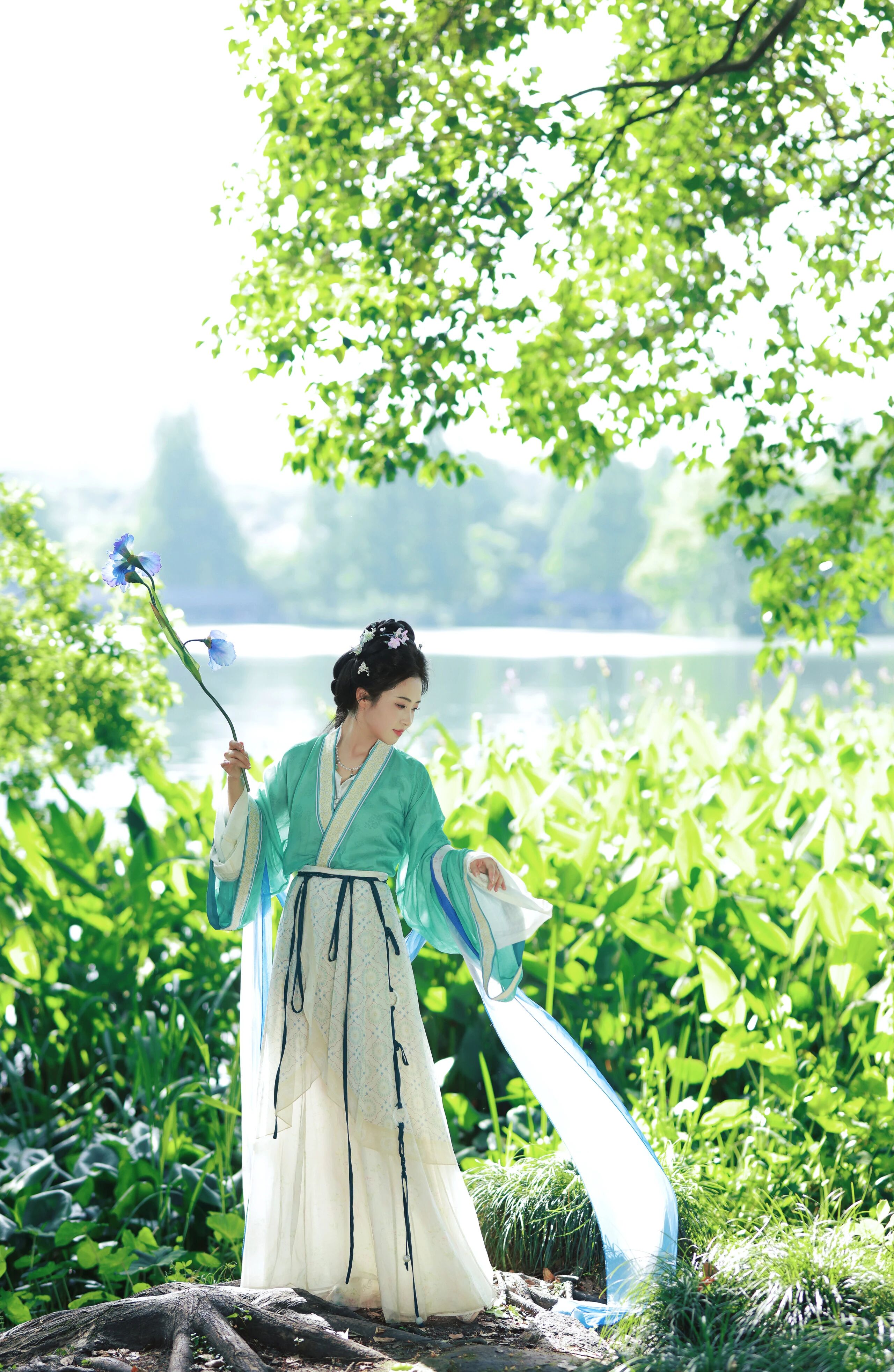【汉服写真】肩头停小凤:借得春禽入画,扇底揽柔光