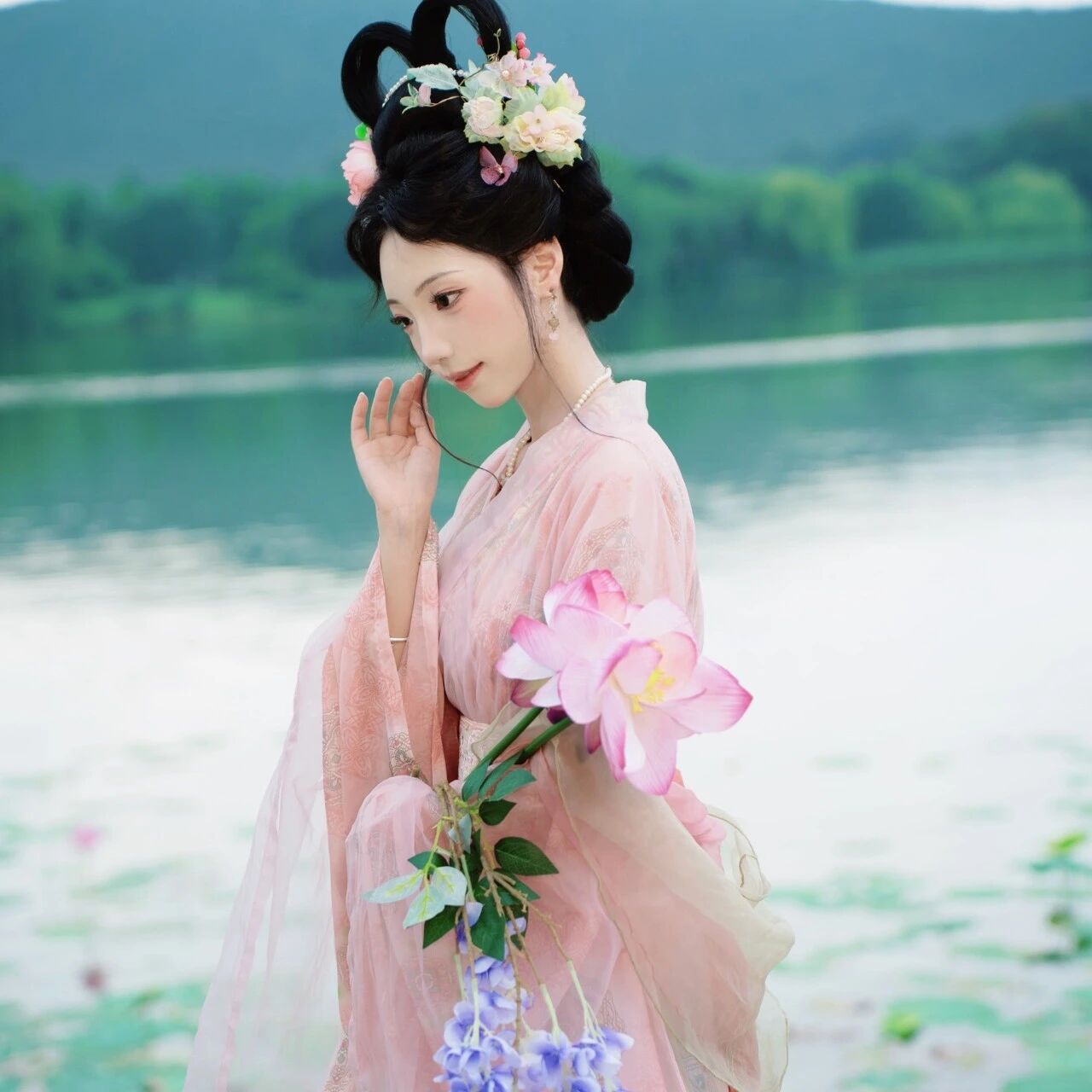 荷风仙影:白衣汉服立莲塘,一池夏荷映仙姿