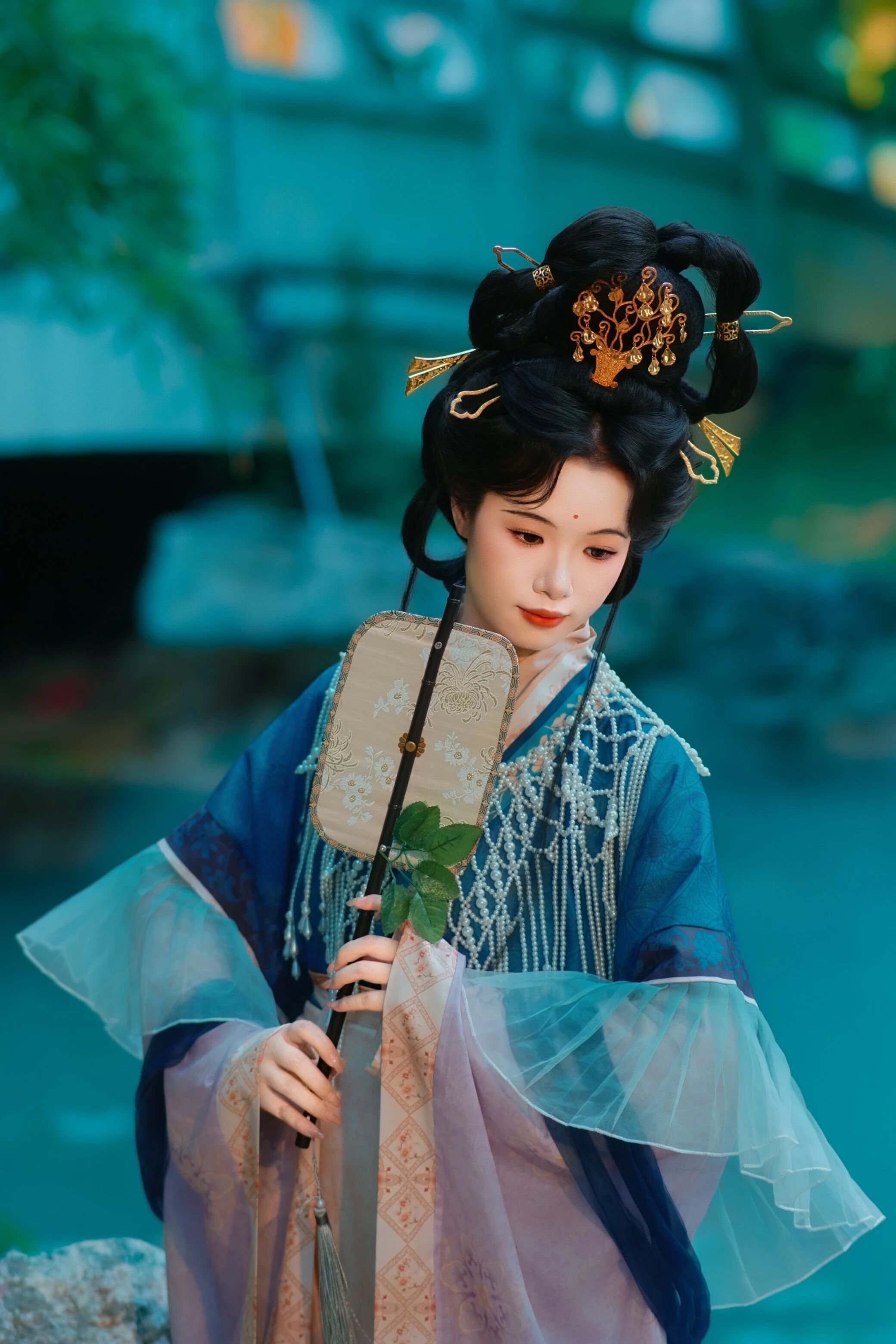 【汉服写真】她从画中走来:衣袂染古意,一顾一盼皆成诗