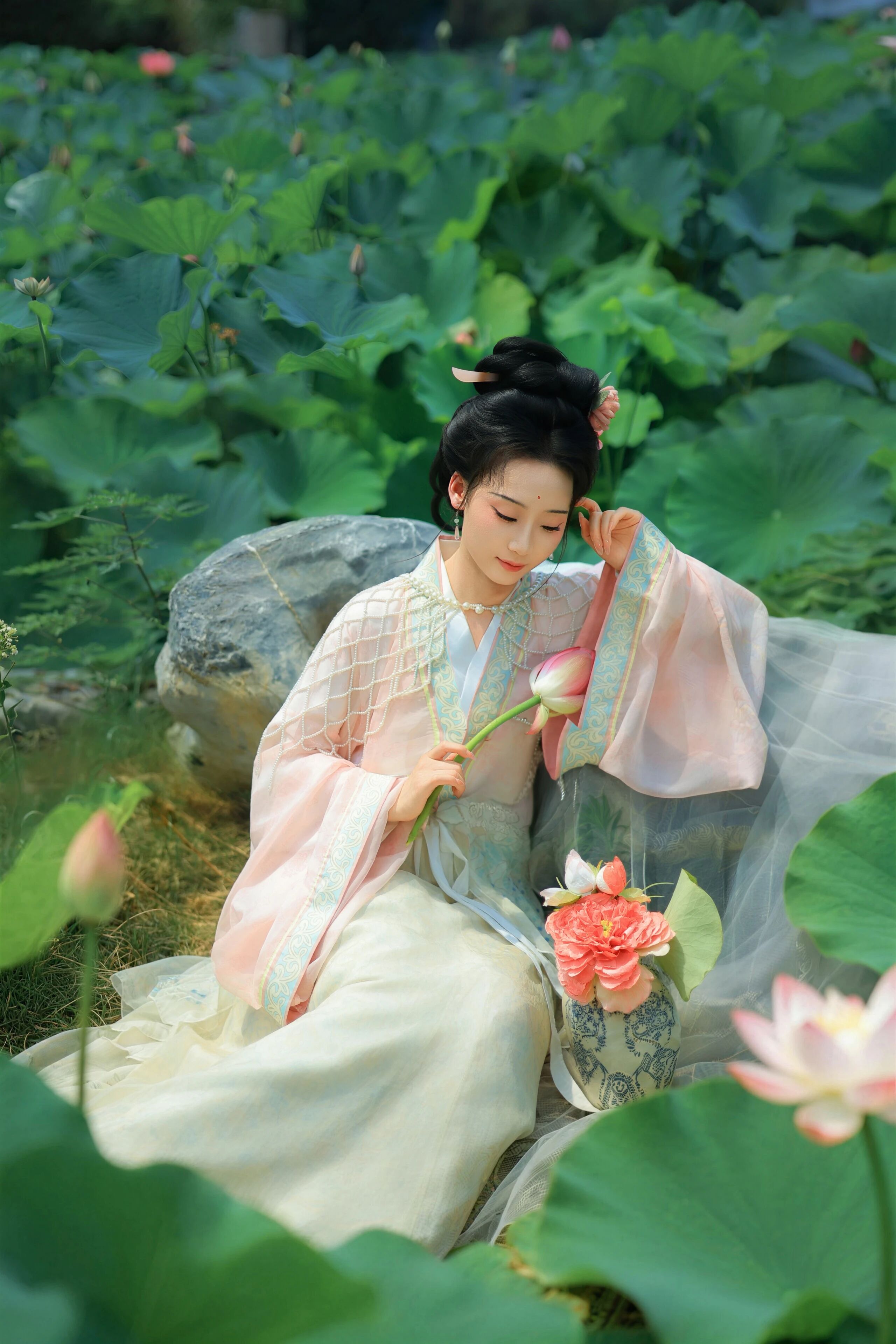【汉服写真】夏荷清韵:罗衣映碧叶,一舸穿花过藕塘