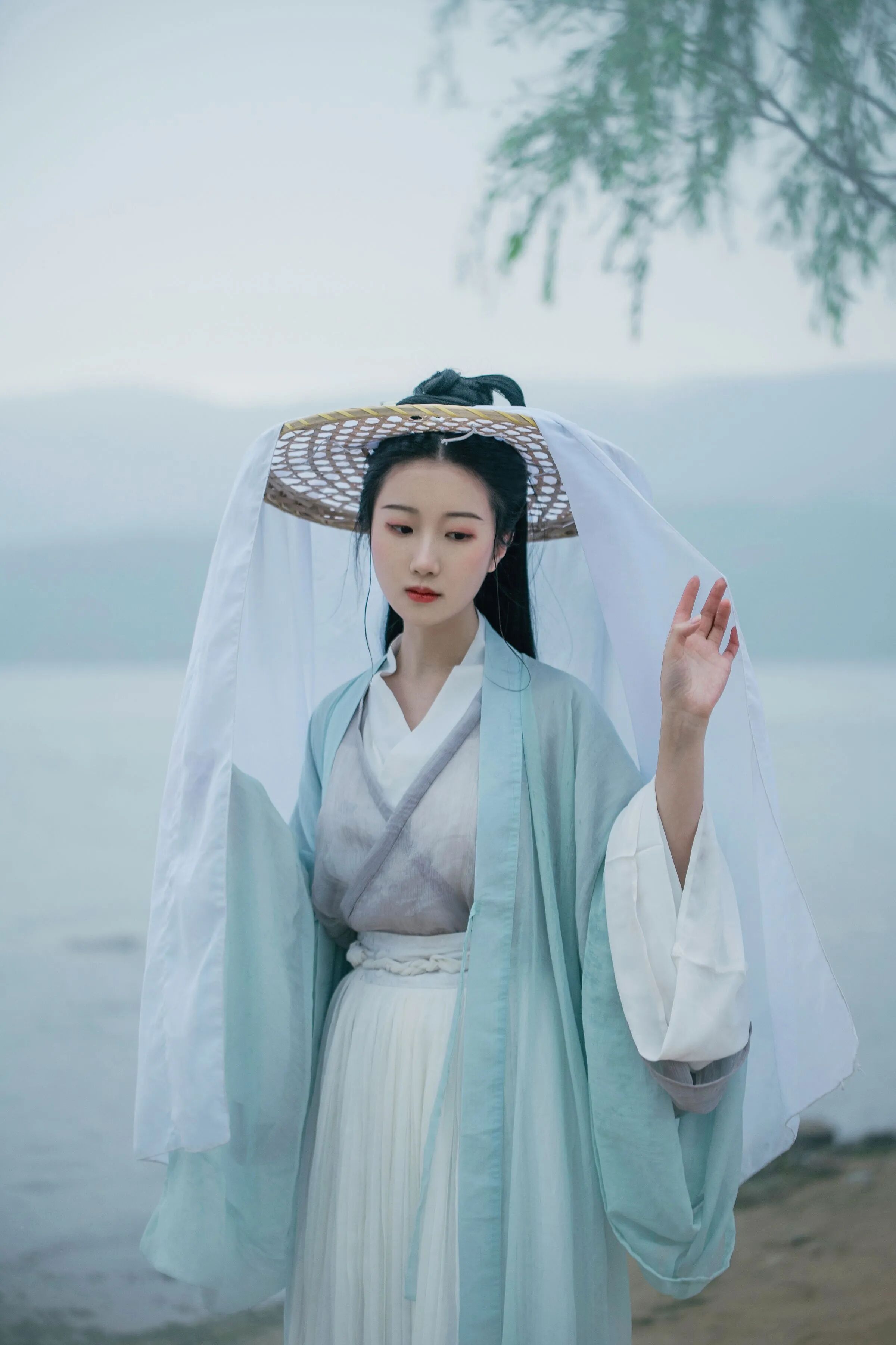 【汉服写真】水畔临风:斗笠轻遮远山黛,青衫衣袂入清流
