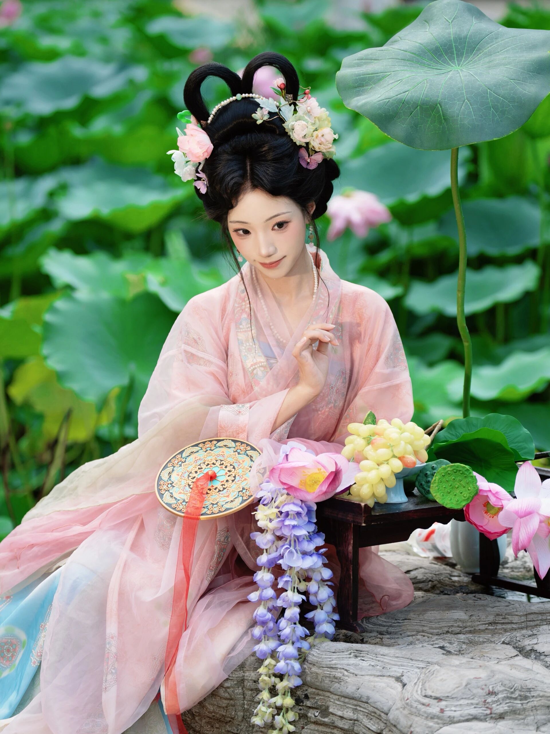 荷风仙影:白衣汉服立莲塘,一池夏荷映仙姿