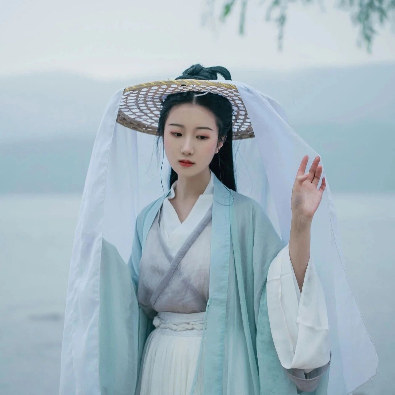 【汉服写真】水畔临风:斗笠轻遮远山黛,青衫衣袂入清流