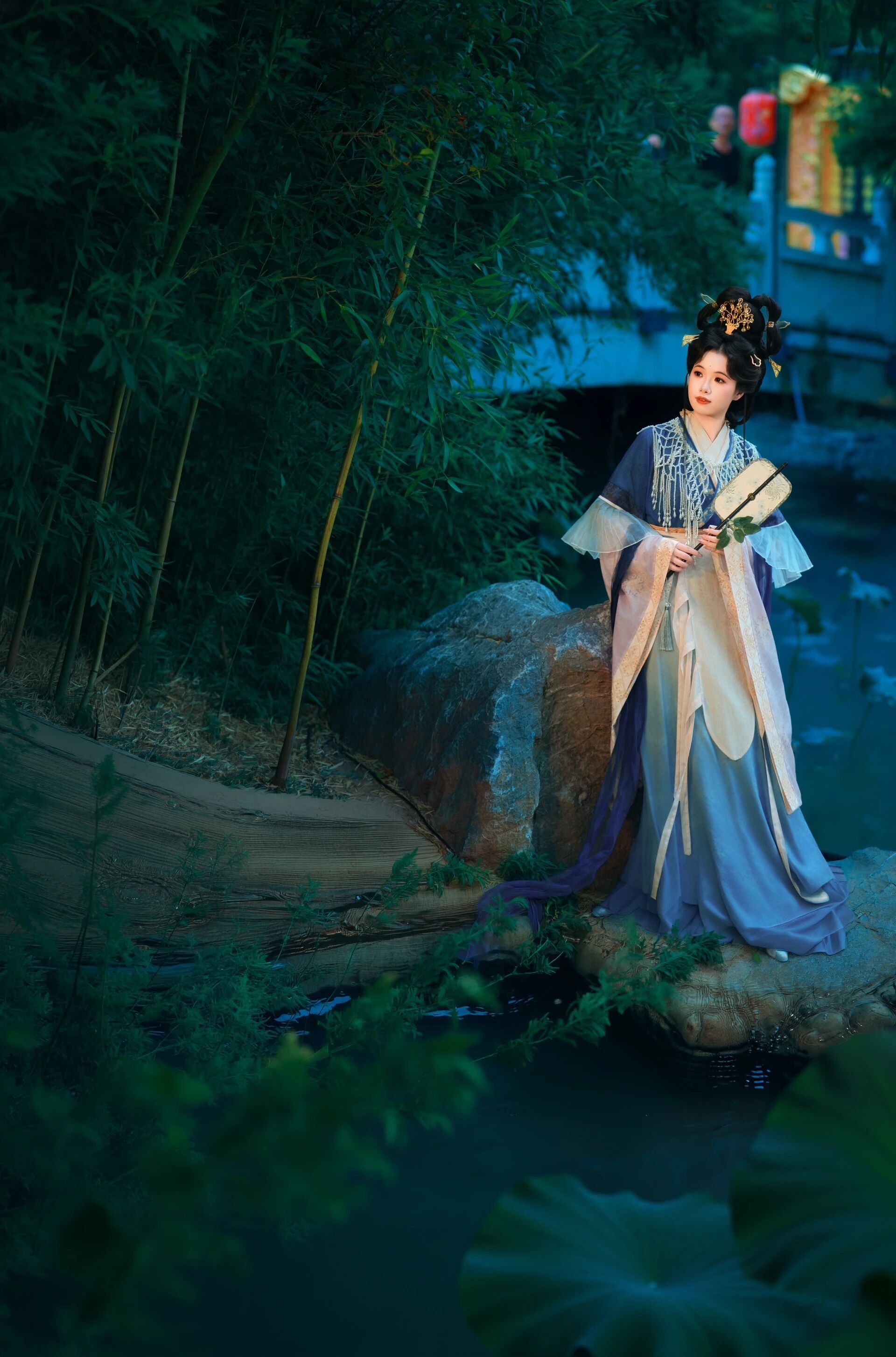 【汉服写真】她从画中走来:衣袂染古意,一顾一盼皆成诗