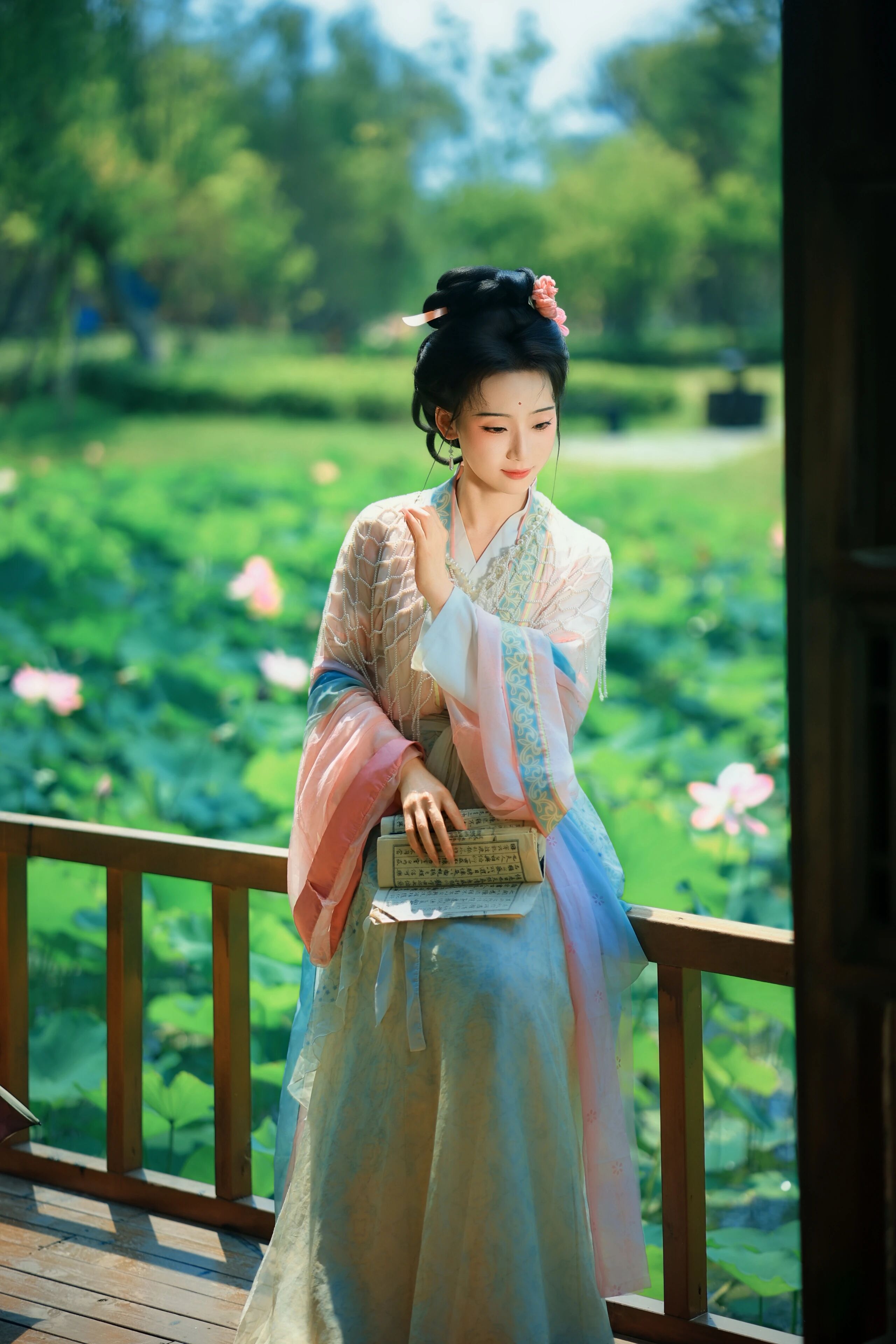 【汉服写真】夏荷清韵:罗衣映碧叶,一舸穿花过藕塘
