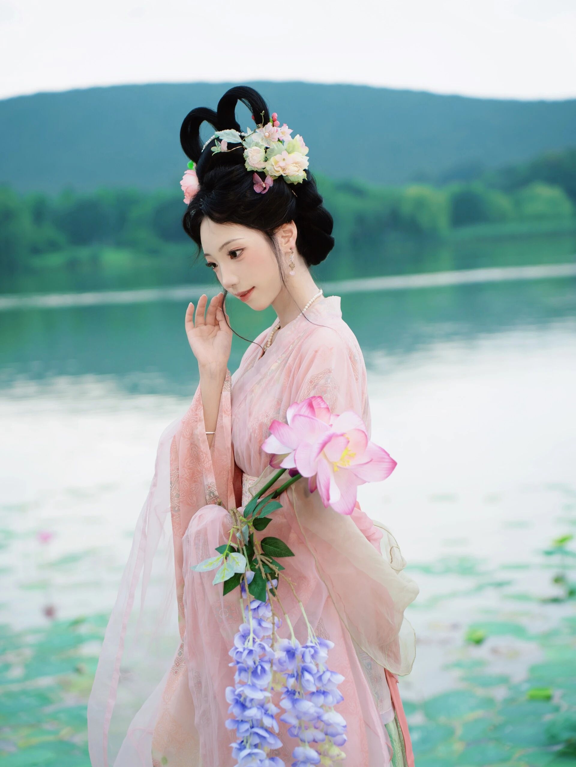 荷风仙影:白衣汉服立莲塘,一池夏荷映仙姿