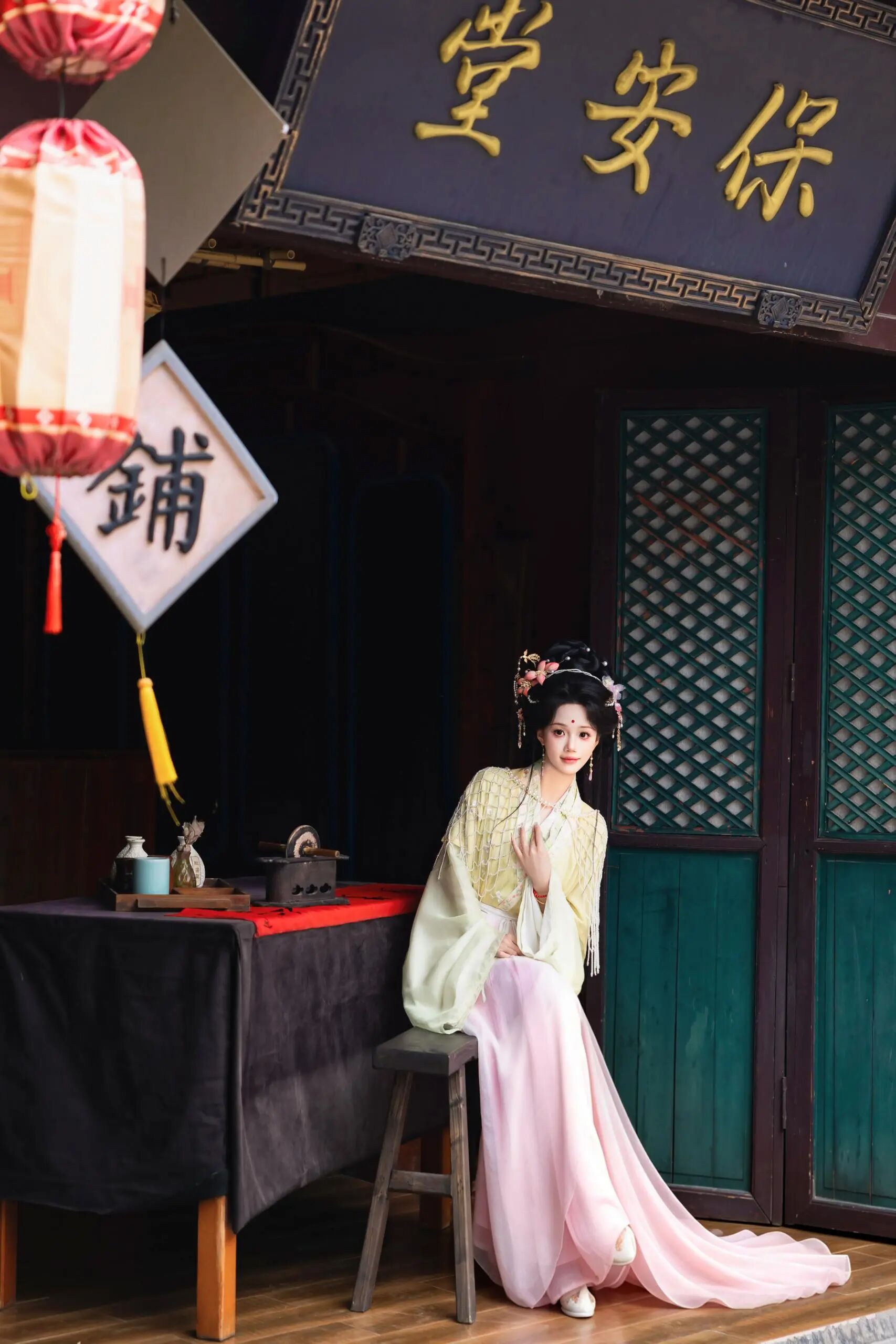 【汉服写真】横店宋韵仕女图:纤指弄珠盘,罗袖笼灯影