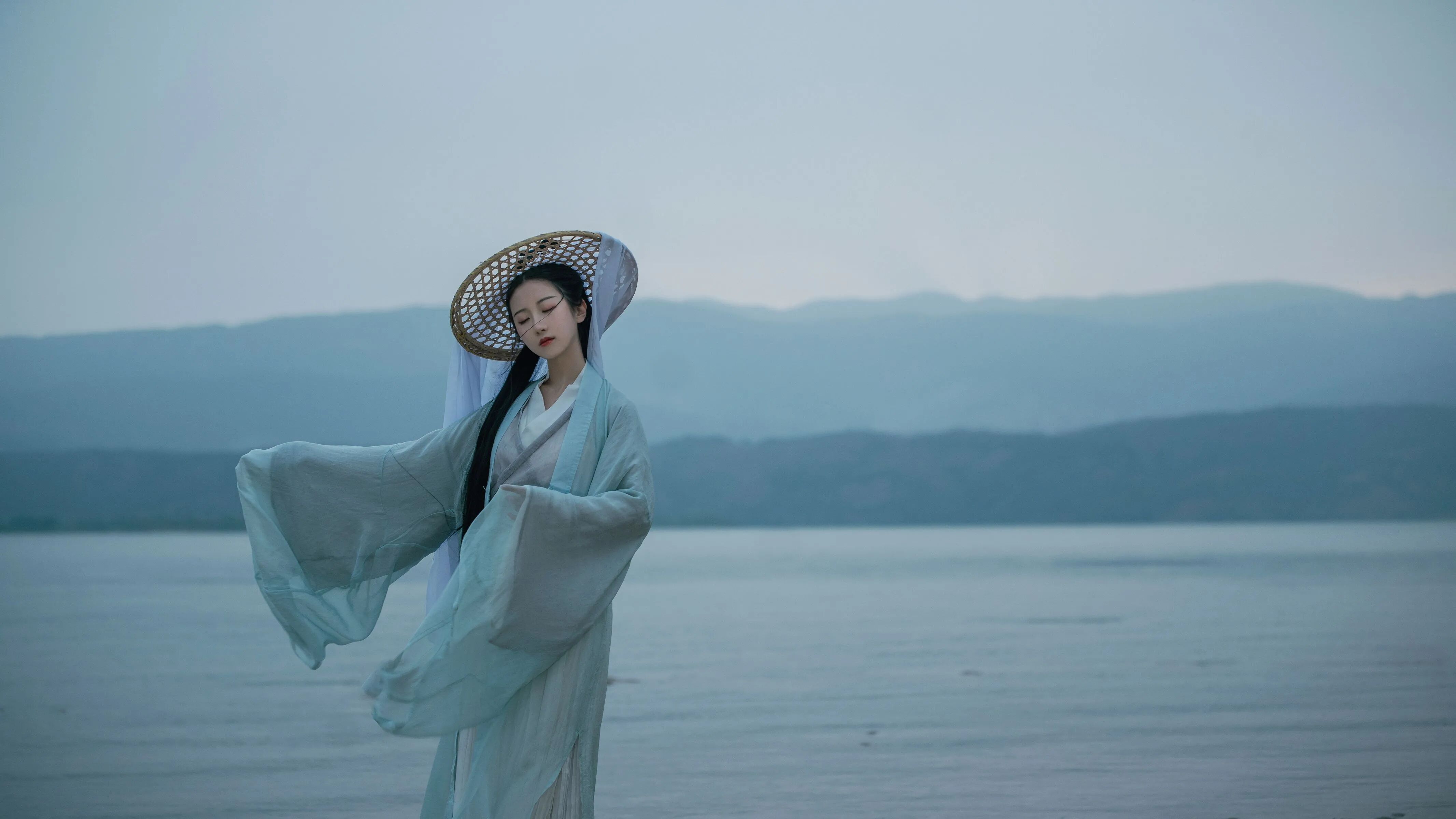 【汉服写真】水畔临风:斗笠轻遮远山黛,青衫衣袂入清流