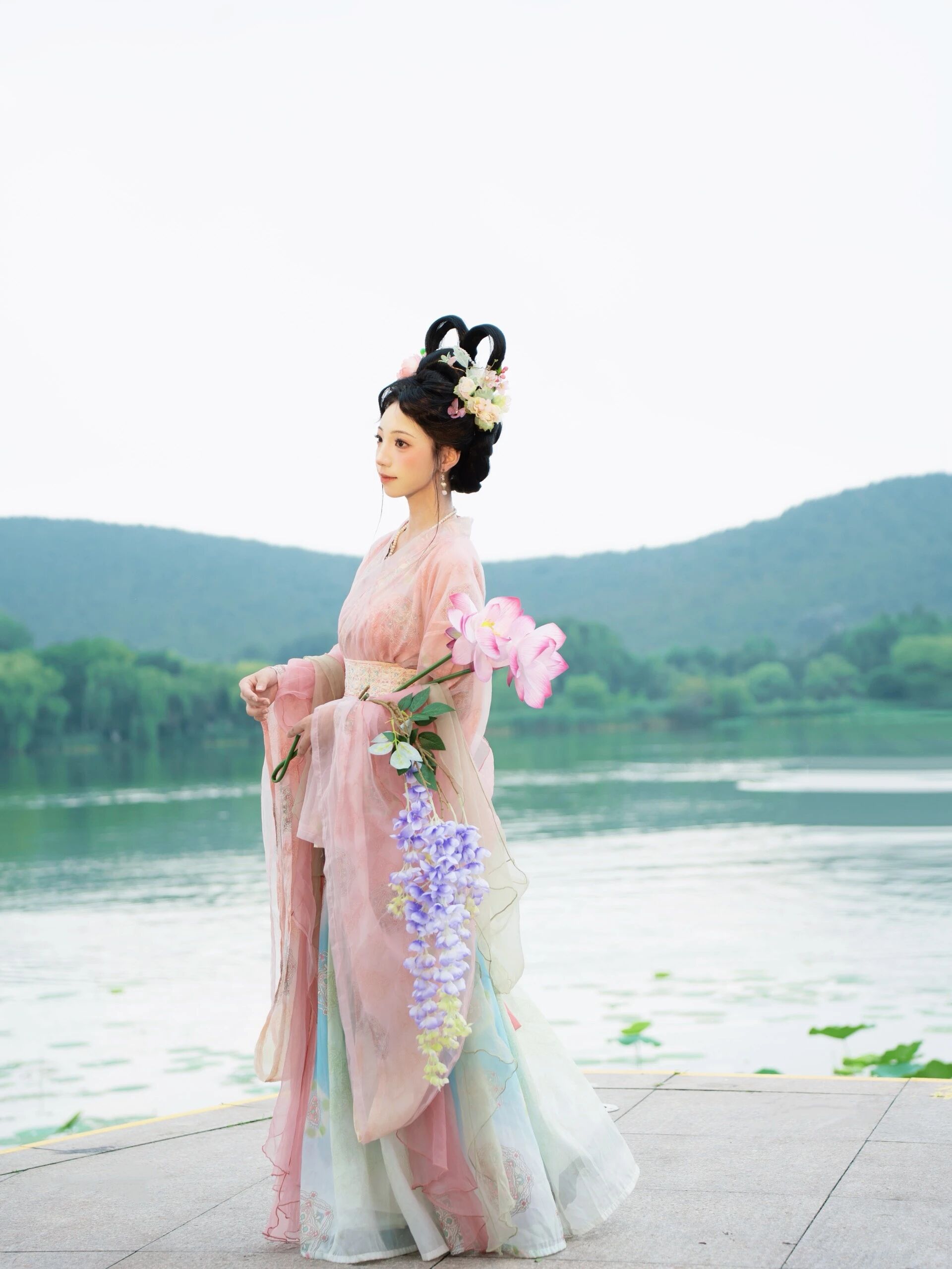 荷风仙影:白衣汉服立莲塘,一池夏荷映仙姿