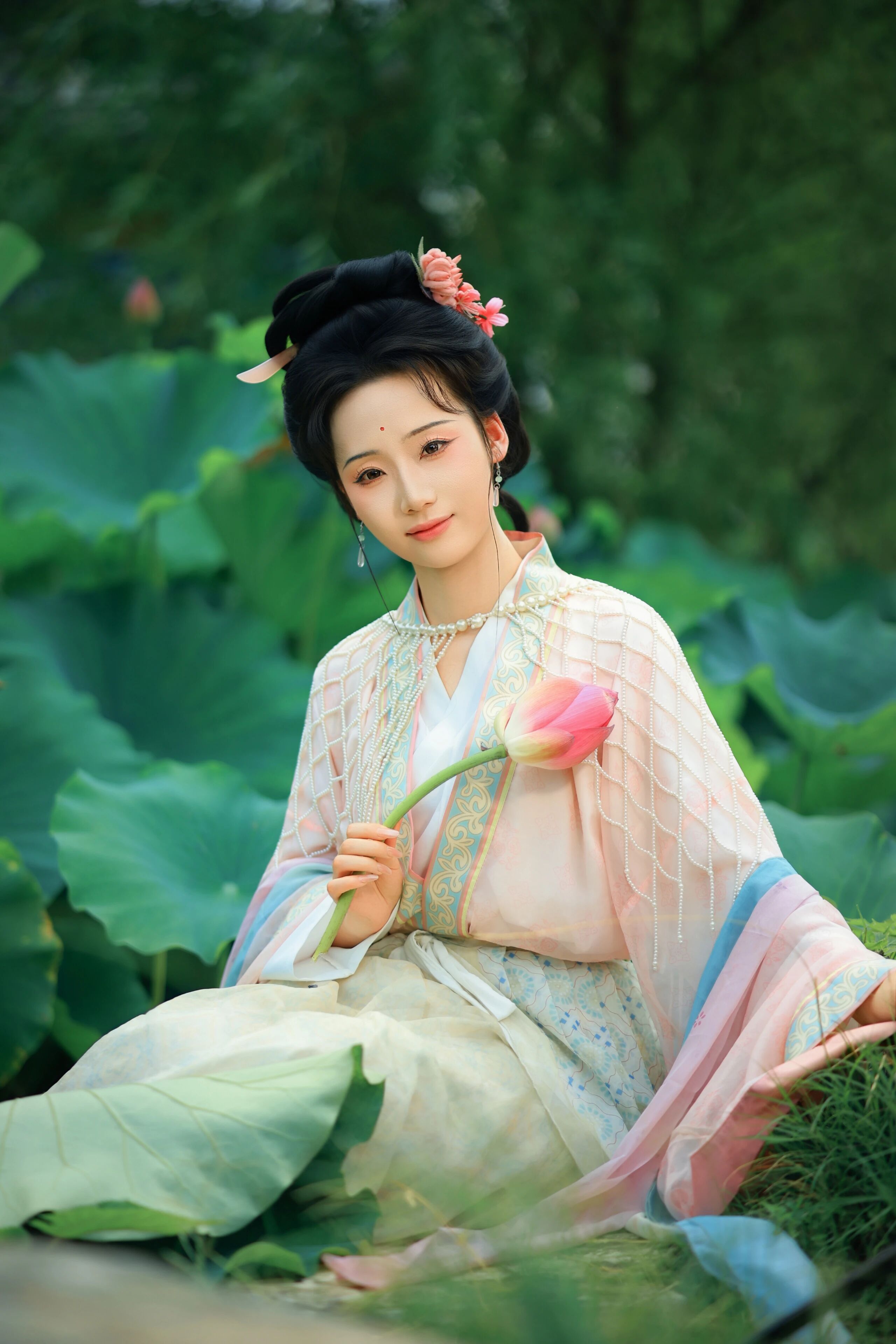 【汉服写真】夏荷清韵:罗衣映碧叶,一舸穿花过藕塘