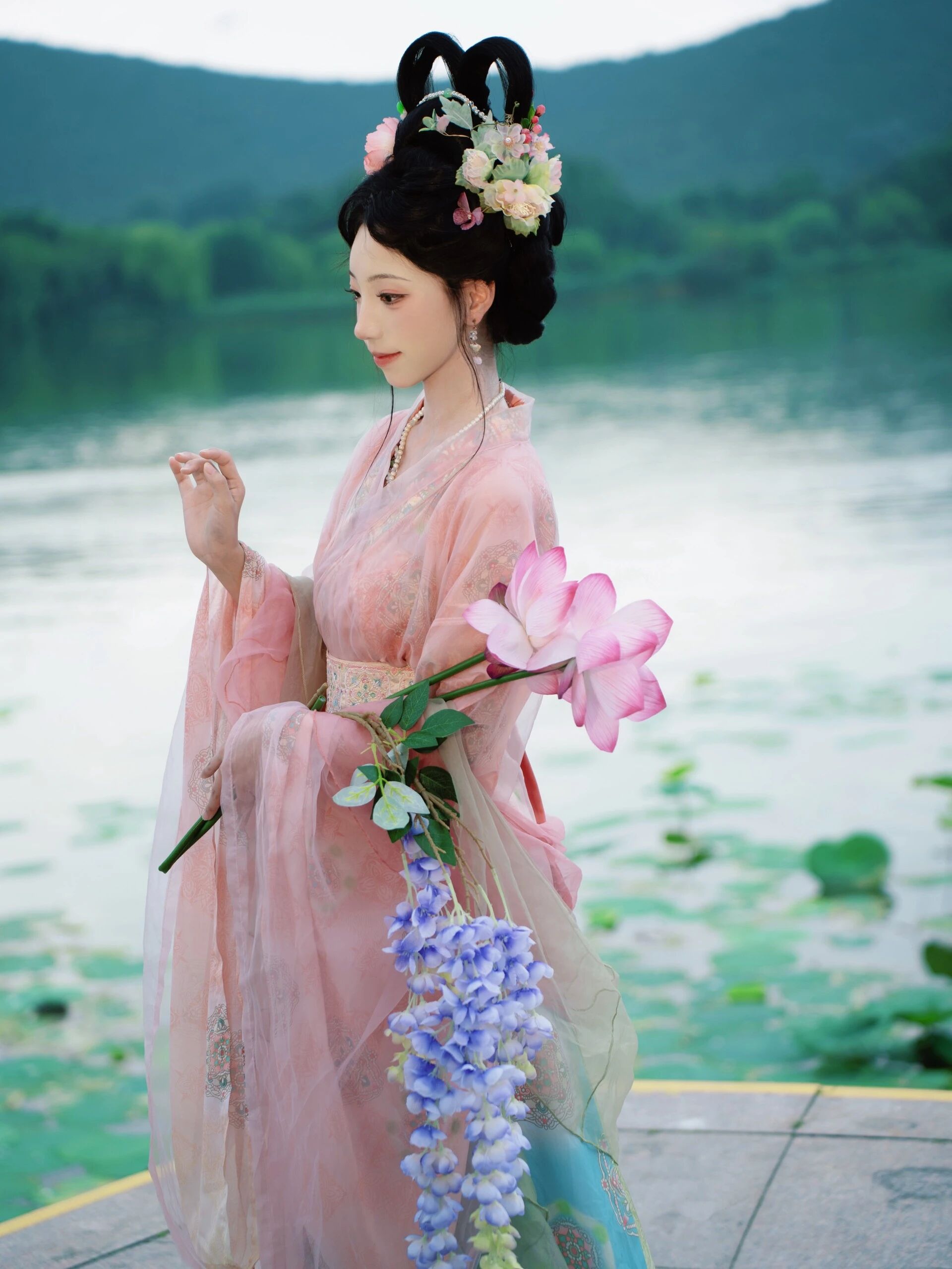 荷风仙影:白衣汉服立莲塘,一池夏荷映仙姿