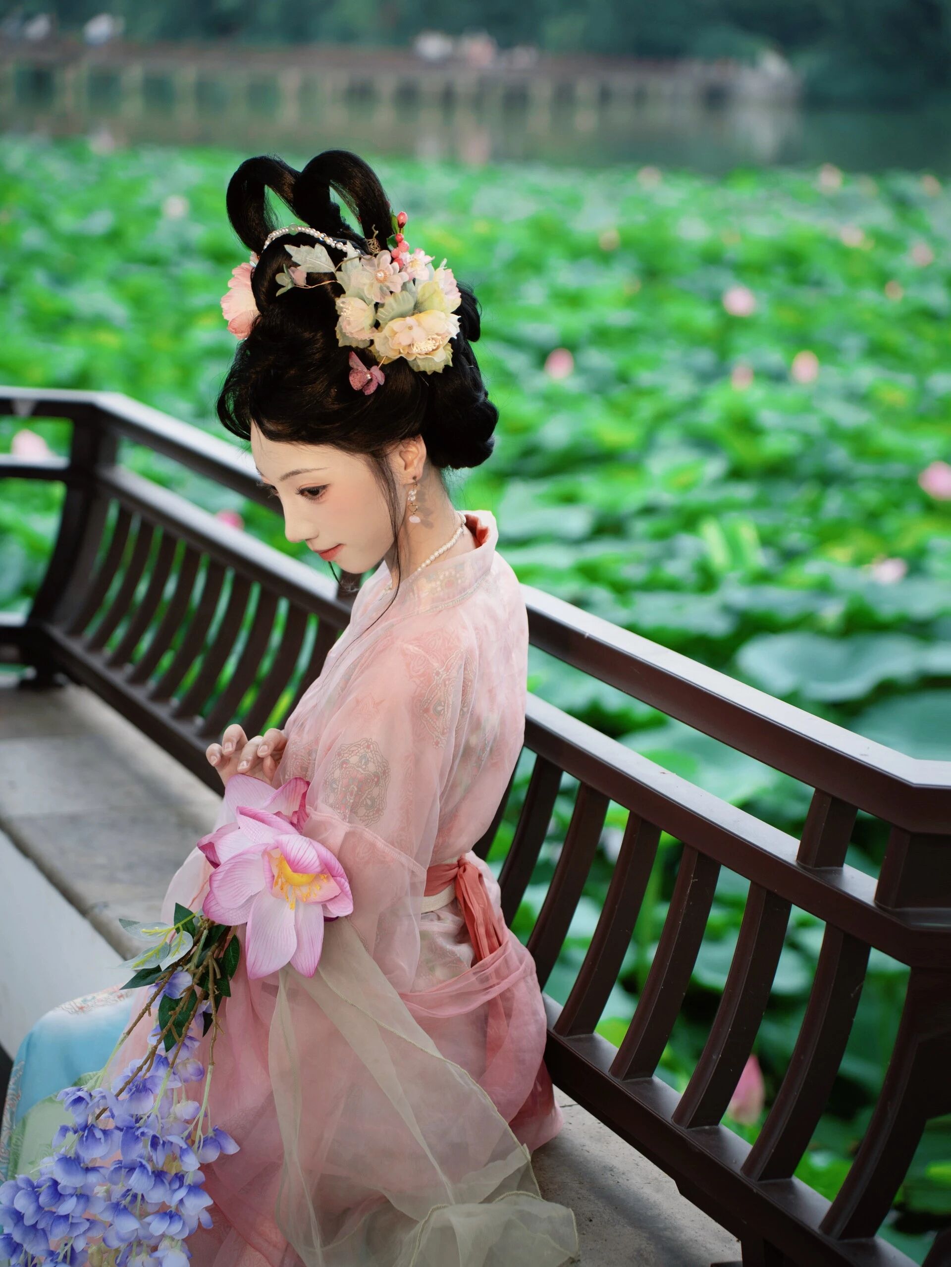 荷风仙影:白衣汉服立莲塘,一池夏荷映仙姿