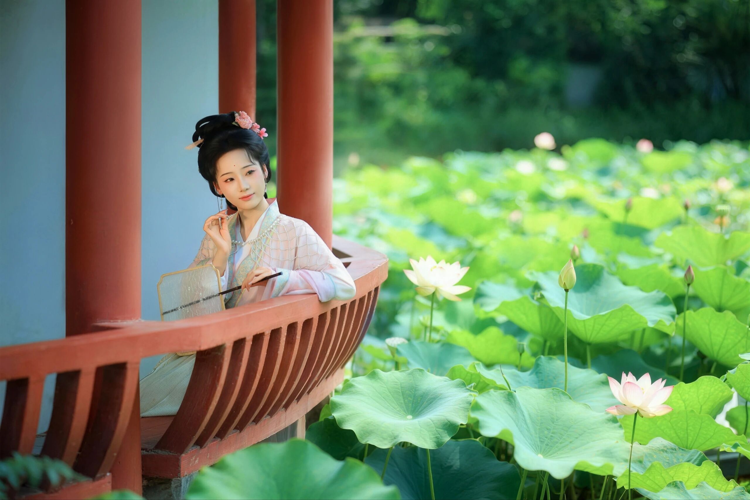 【汉服写真】夏荷清韵:罗衣映碧叶,一舸穿花过藕塘