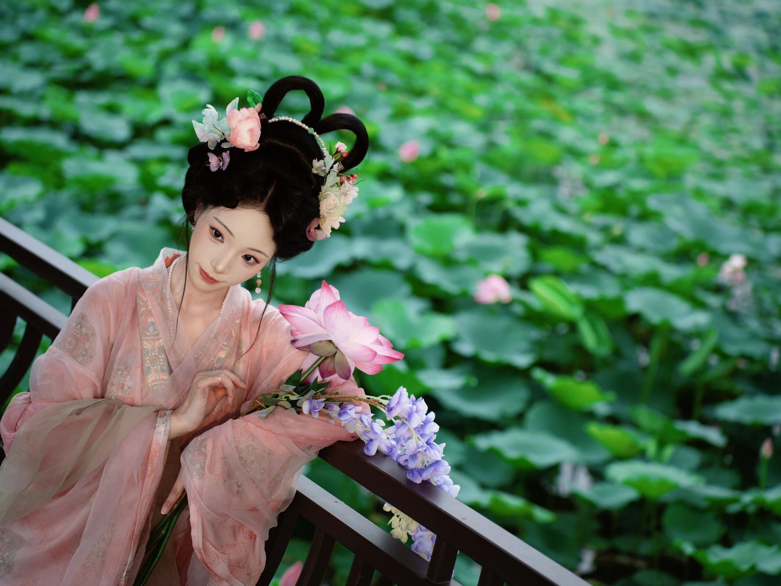 荷风仙影:白衣汉服立莲塘,一池夏荷映仙姿